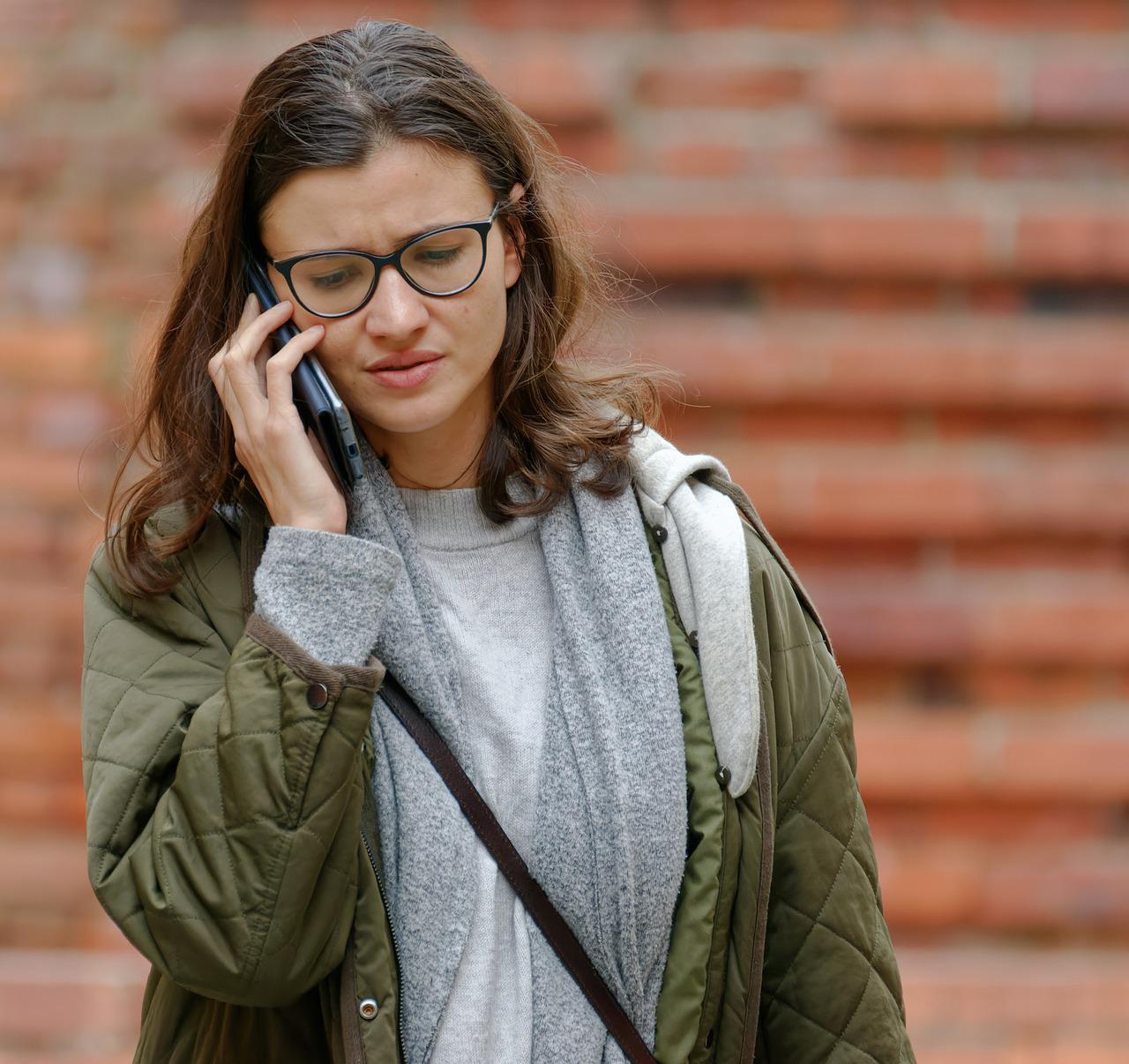 Mujer hablando por teléfono. | Foto: Pixabay