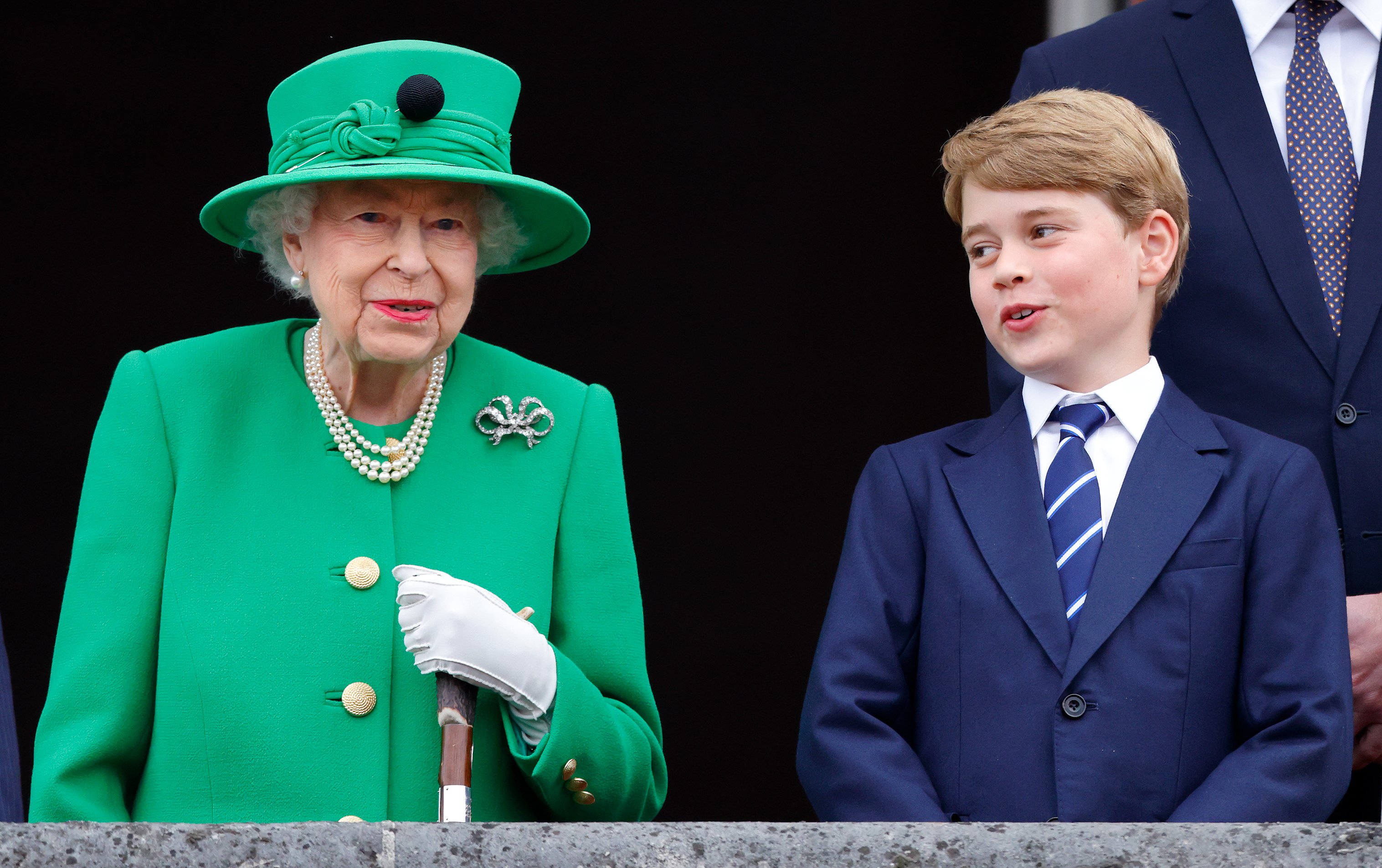 Königin Elizabeth II. und Prinz George stehen nach dem Platinwettbewerb am 5. Juni 2022 in London, England, auf dem Balkon des Buckingham Palace. | Quelle: Getty Images