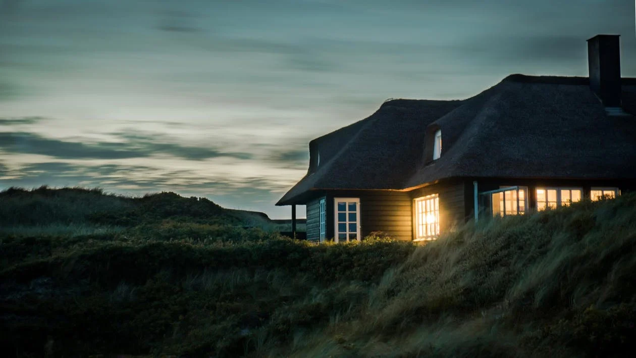  Eric held her outside his new house. | Source: Pexels