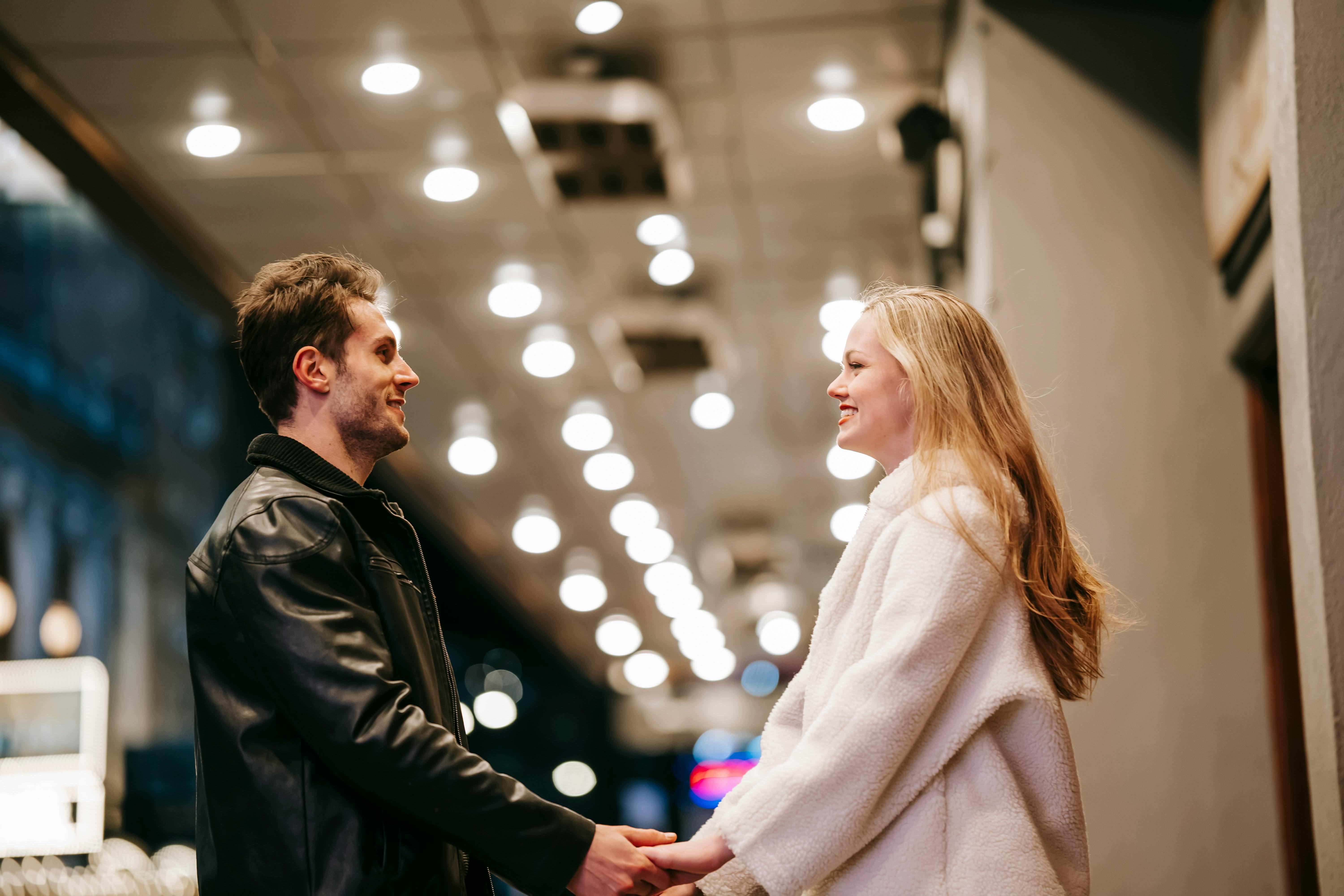 A couple holding hands | Source: Pexels