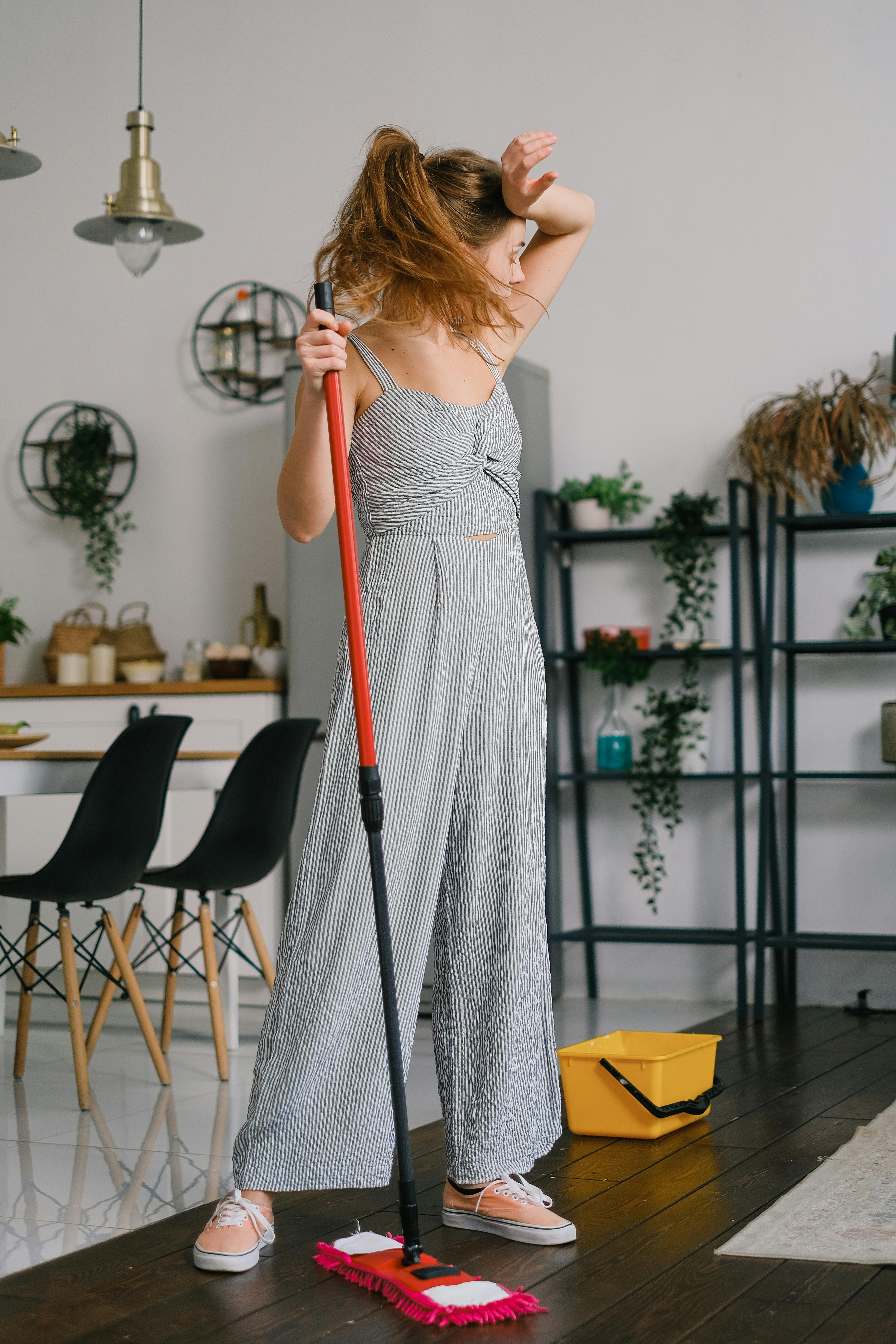 A woman cleaning the house. For illustration purposes only | Source: Pexels