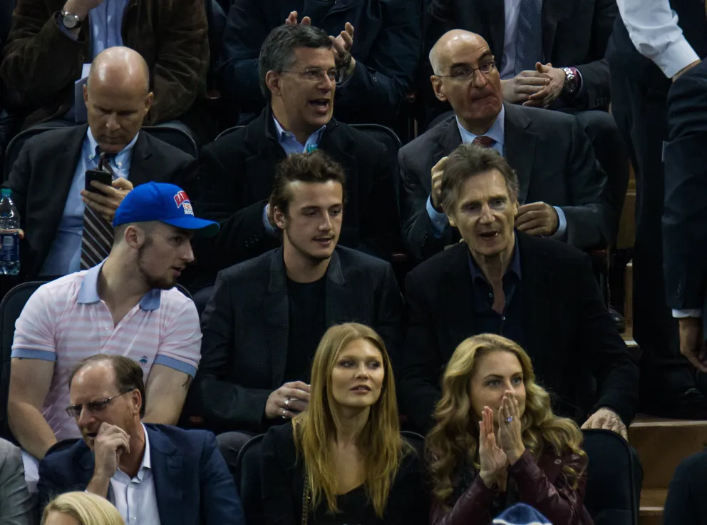Liam Neeson et ses fils Daniel Neeson, et Micheal Neeson lors du match New York Rangers Vs Boston Bruins au Madison Square Garden le 23 mars 2016 à New York. / Source : Getty Images