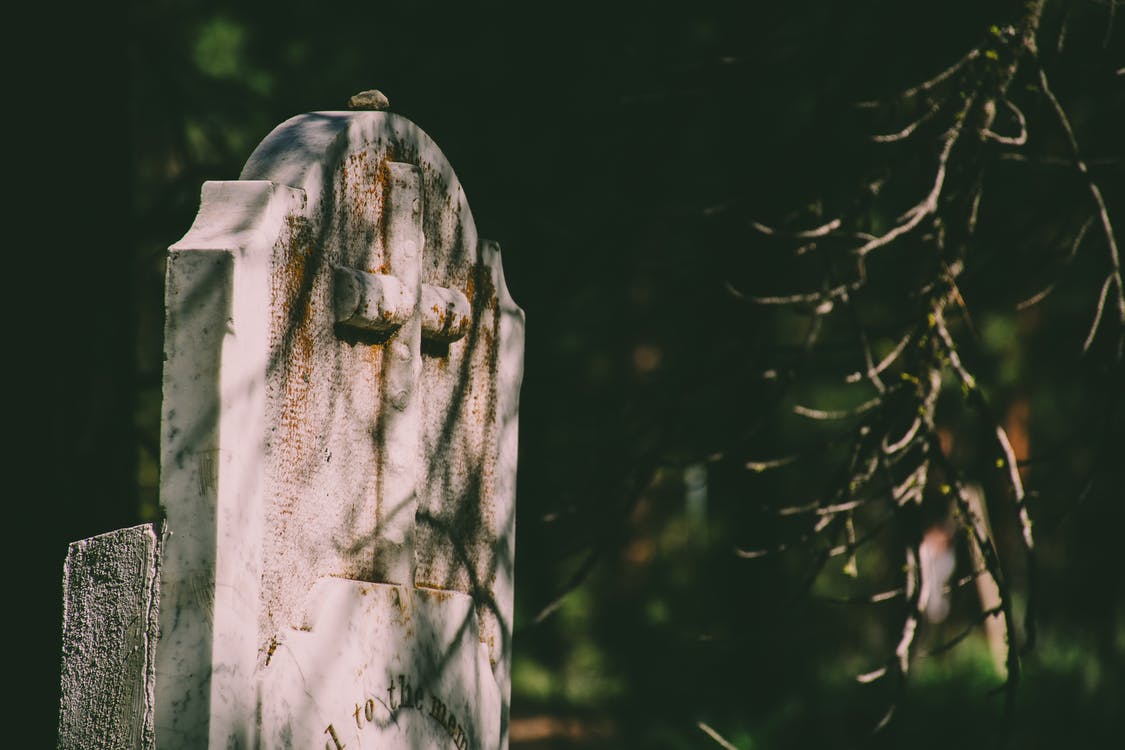 Una lápida en un cementerio. | Foto: Pexels