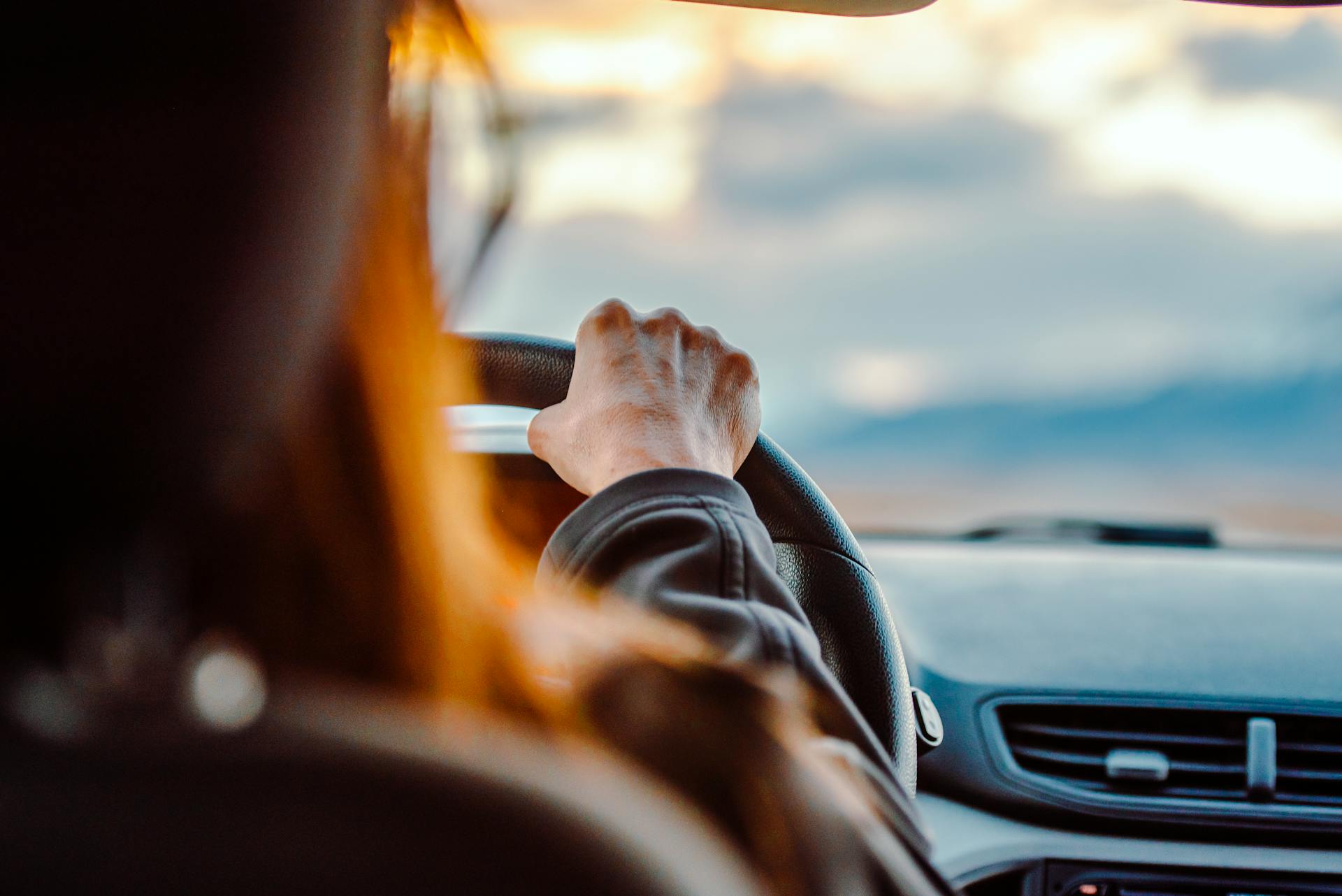 A woman's hand on the steering wheel | Source: Pexels