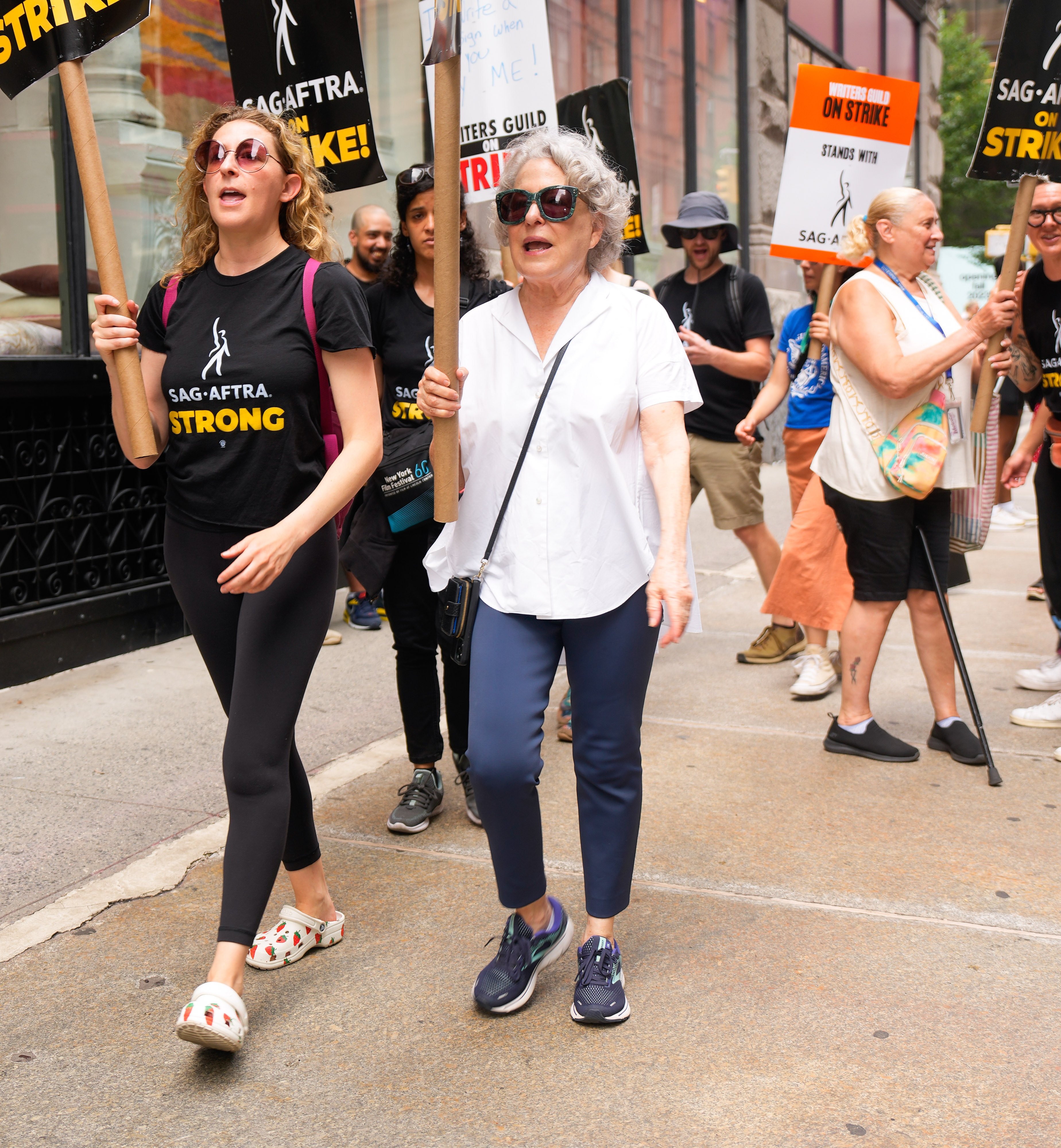 Sophie von Haselberg and Bette Midler at a SAG-AFTRA strike in New York City, 2023 | Source: Getty Images