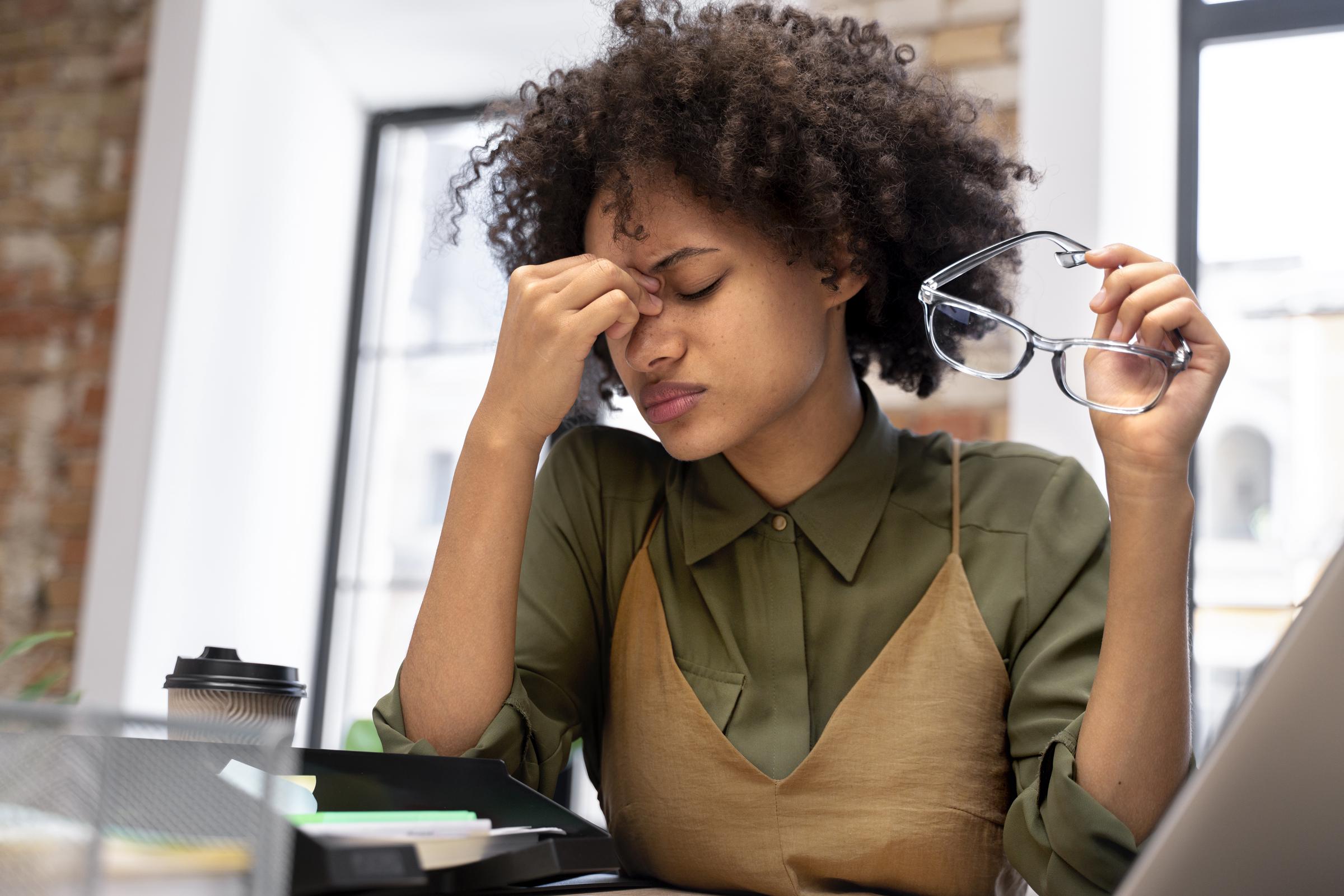 A stressed woman | Source: Freepik