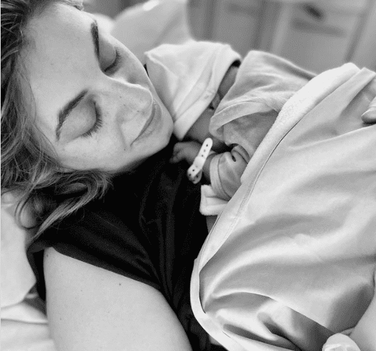 Photo de Jennifer Dubourg-Bracconi tenant son premier enfant | Photo : Instagram/jenniferdubourgbracconi