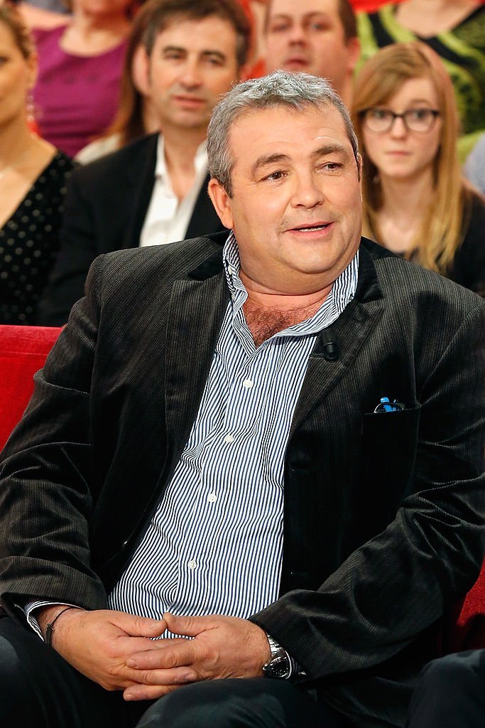 Laurent Gamelon promeut la représentation de la pièce "Le Placard" au Théâtre des Nouveautes lors de l'émission "Vivement Dimanche" au Pavillon Gabriel le 14 mars 2014 à Paris. | Photo : Getty Images Laurent Gamelon promeut la représentation de la pièce "Le Placard" au Théâtre des Nouveautes lors de l'émission "Vivement Dimanche" au Pavillon Gabriel le 14 mars 2014 à Paris. | Photo : Getty Images