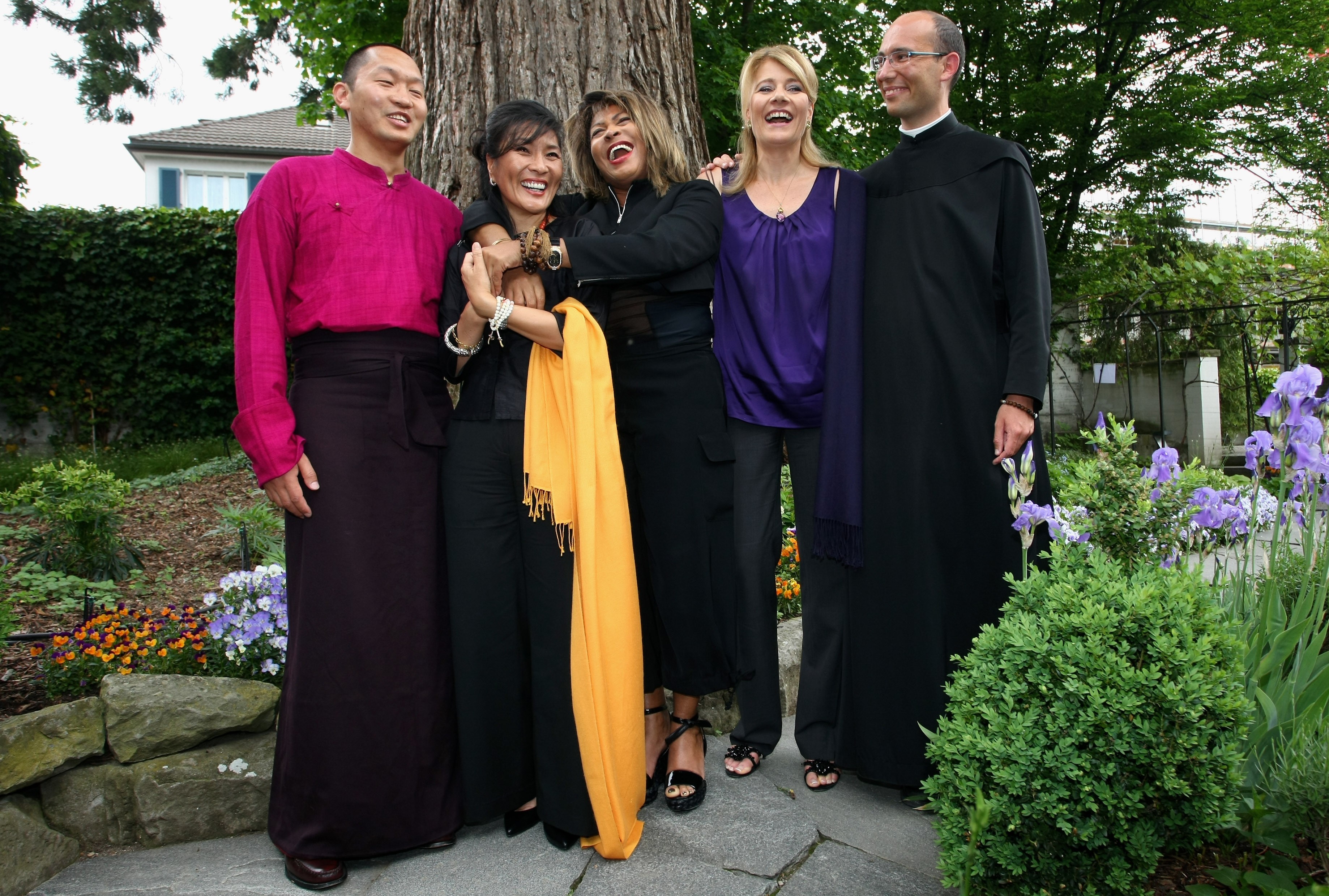 Buddhist Loten Dahortsang, vocalist Dechen Shak-Dagsay, Tina Turner, vocalist Regula Curti and monk Jean Sebastien Cheriere posing for a picture at the "Beyond - Three Voices For Peace" music presentation in Zürich, 2009 | Source: Getty Images