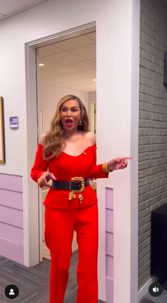 Tina Knowles' reaction as she stepped outside of her dressing room and was met with cheers from the show's crew. | Source: Instagram/jenniferhudsonshow