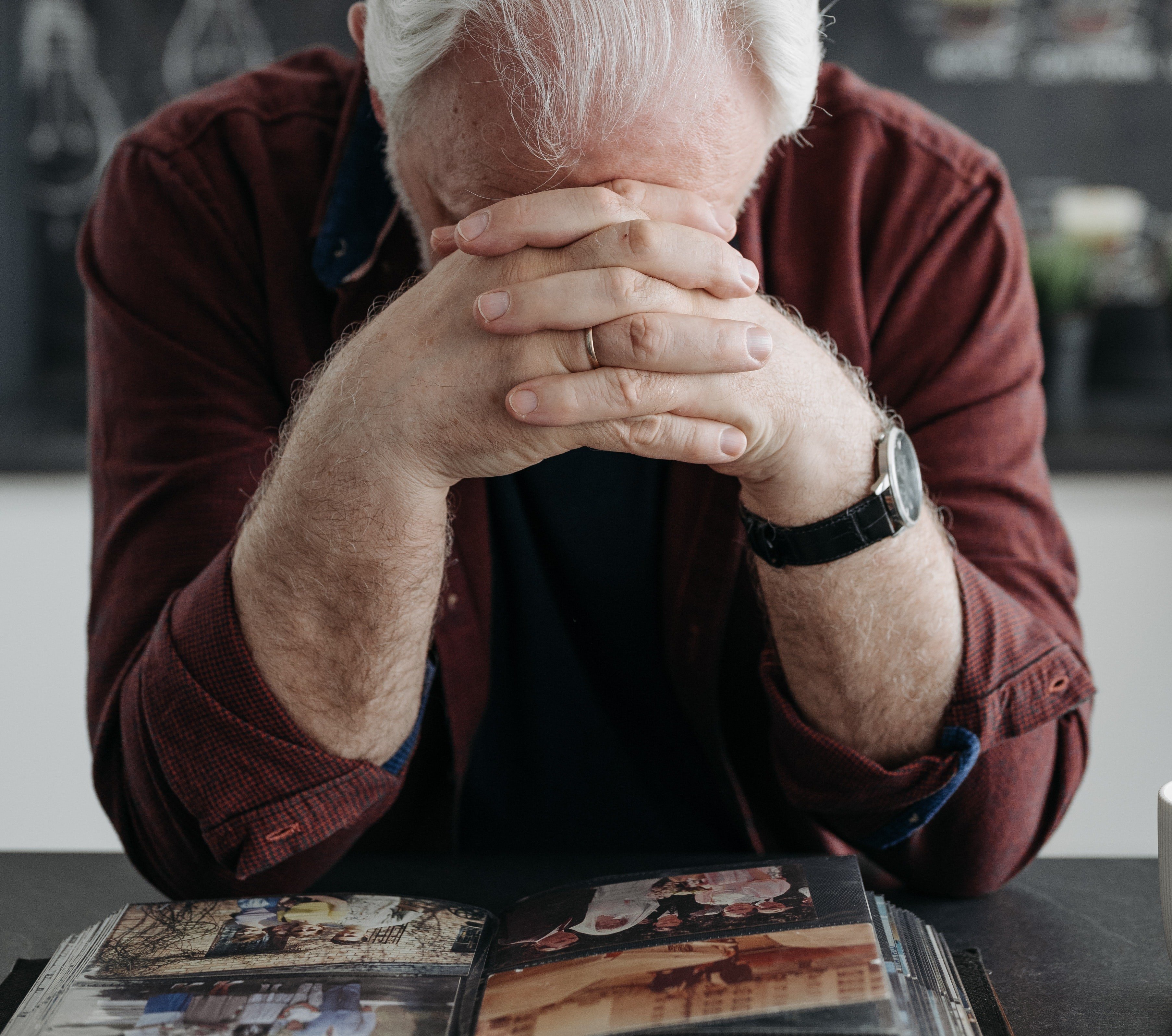 Joe Gibson found it difficult to move on from his beloved wife's loss. | Source: Pexels