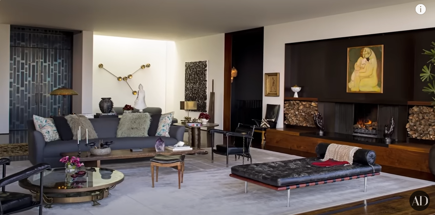 A screenshot of Jennifer Aniston's living room space taken from a video posted on February 15, 2018 | Source: YouTube/@Archdigest