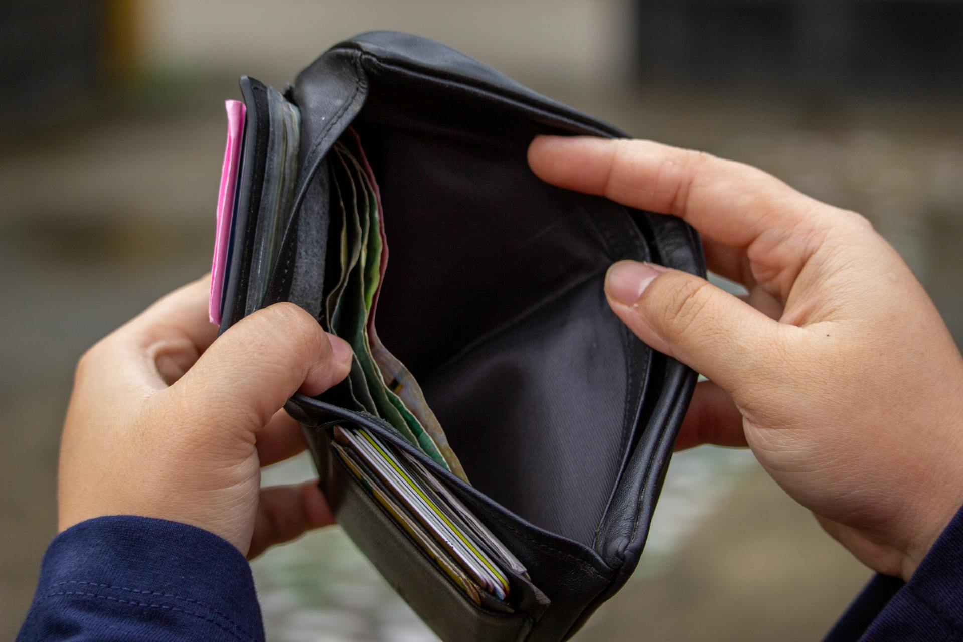 A man holding his wallet | Source: Pexels