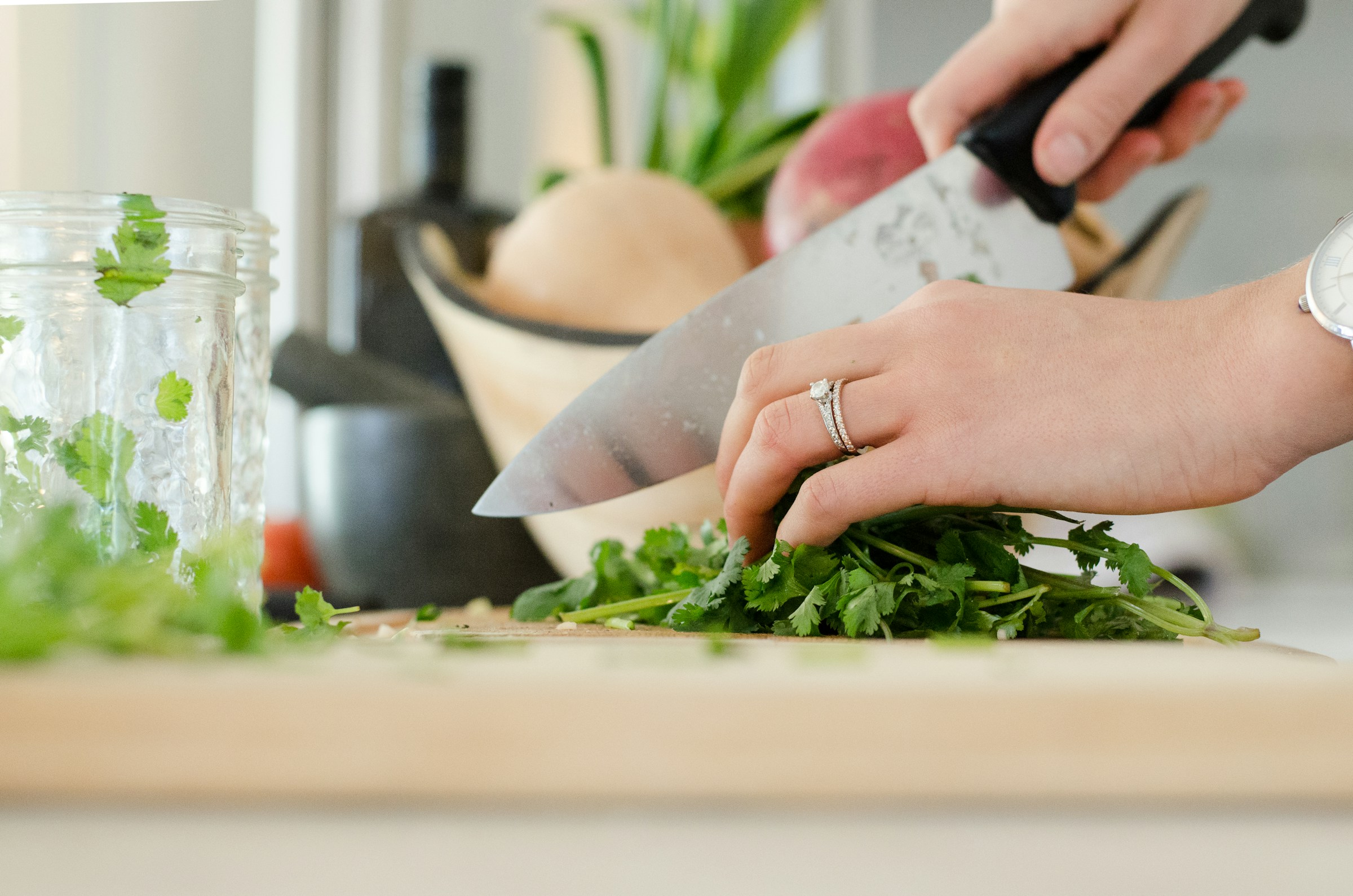 A woman chopping coriander | Source: Unsplash