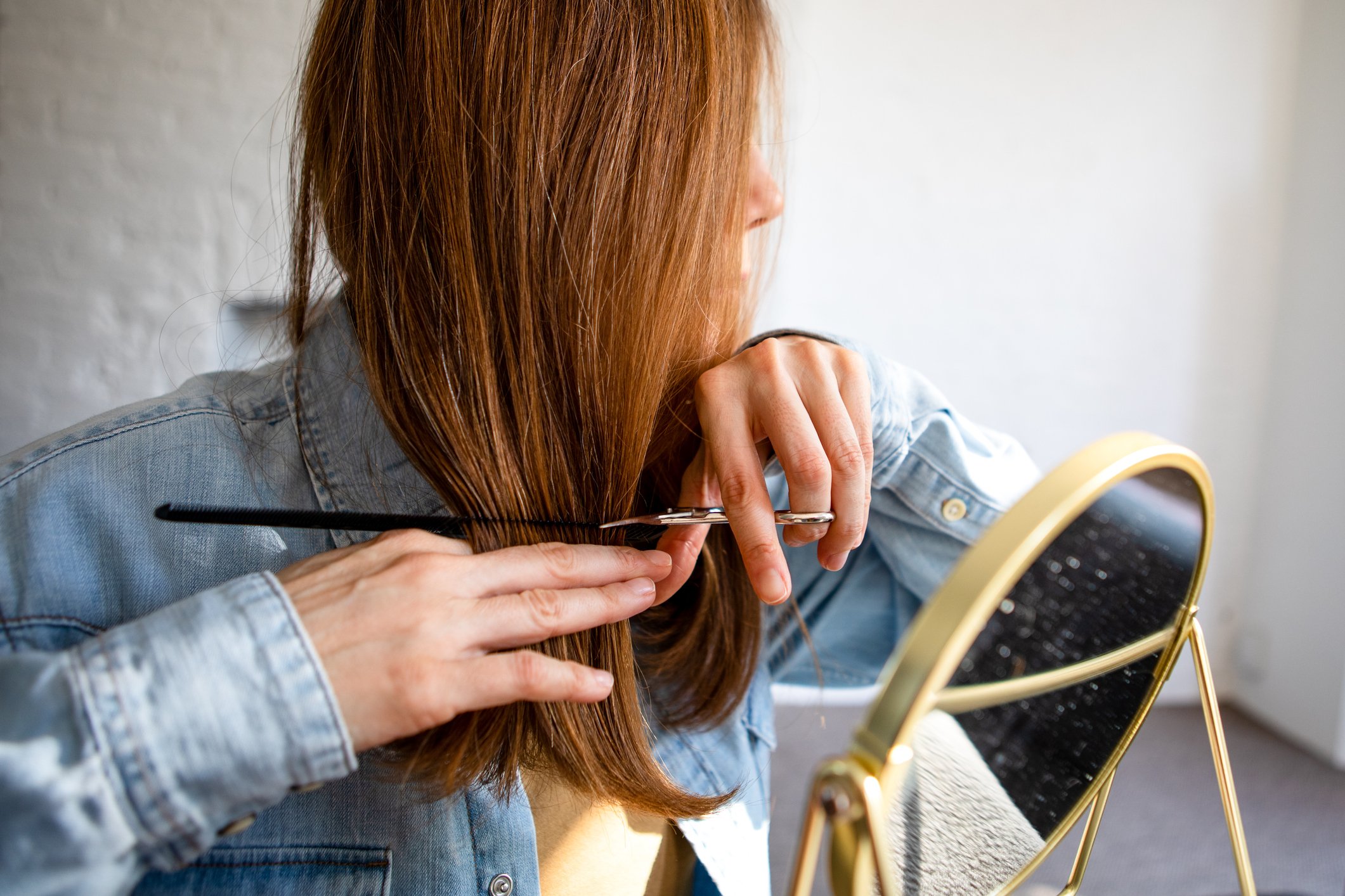 Eine Frau, die sich die Haare schneidet | Quelle: Getty Images