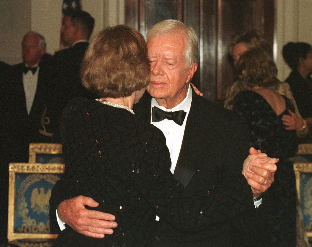 L'ancien président américain Jimmy Carter danse avec son épouse Rosalyn lors du dîner du 200e anniversaire de la Maison-Blanche le 9 novembre 2000 à Washington, D.C. | Photo : Getty Images