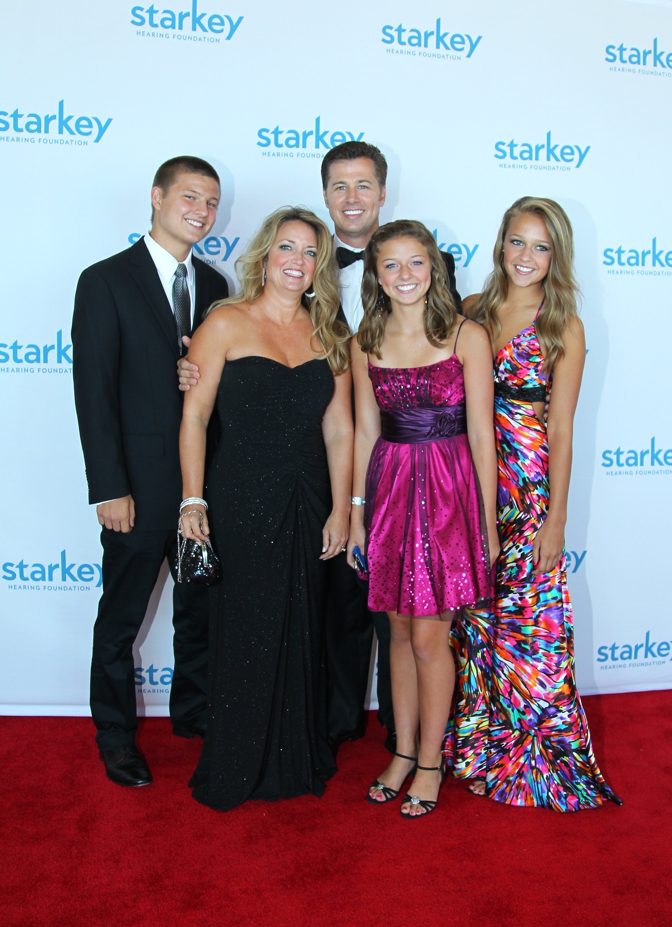 Doug Pitt and his family posing on the red carpet on July 20, 2014 | Source: Getty Images 