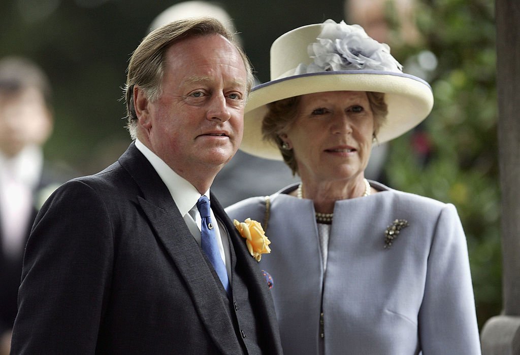 Andrew Parker Bowles y su esposa Rosemary en Rotherfield Grays, el 10 de septiembre de 2005 en Oxfordshire, Inglaterra. | Foto: Getty Images