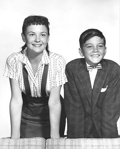 Shelley Fabares and Paul Petersen in 1958. | Source: Wikimedia Commons