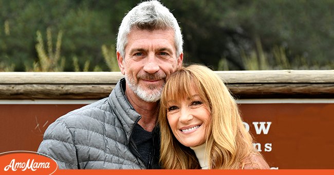 Hollywood stars Jane Seymour and Joe Lando in a picture hugging each other. | Photo: Getty Images
