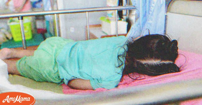 A little girl lying on a hospital bed | Source: Shutterstock