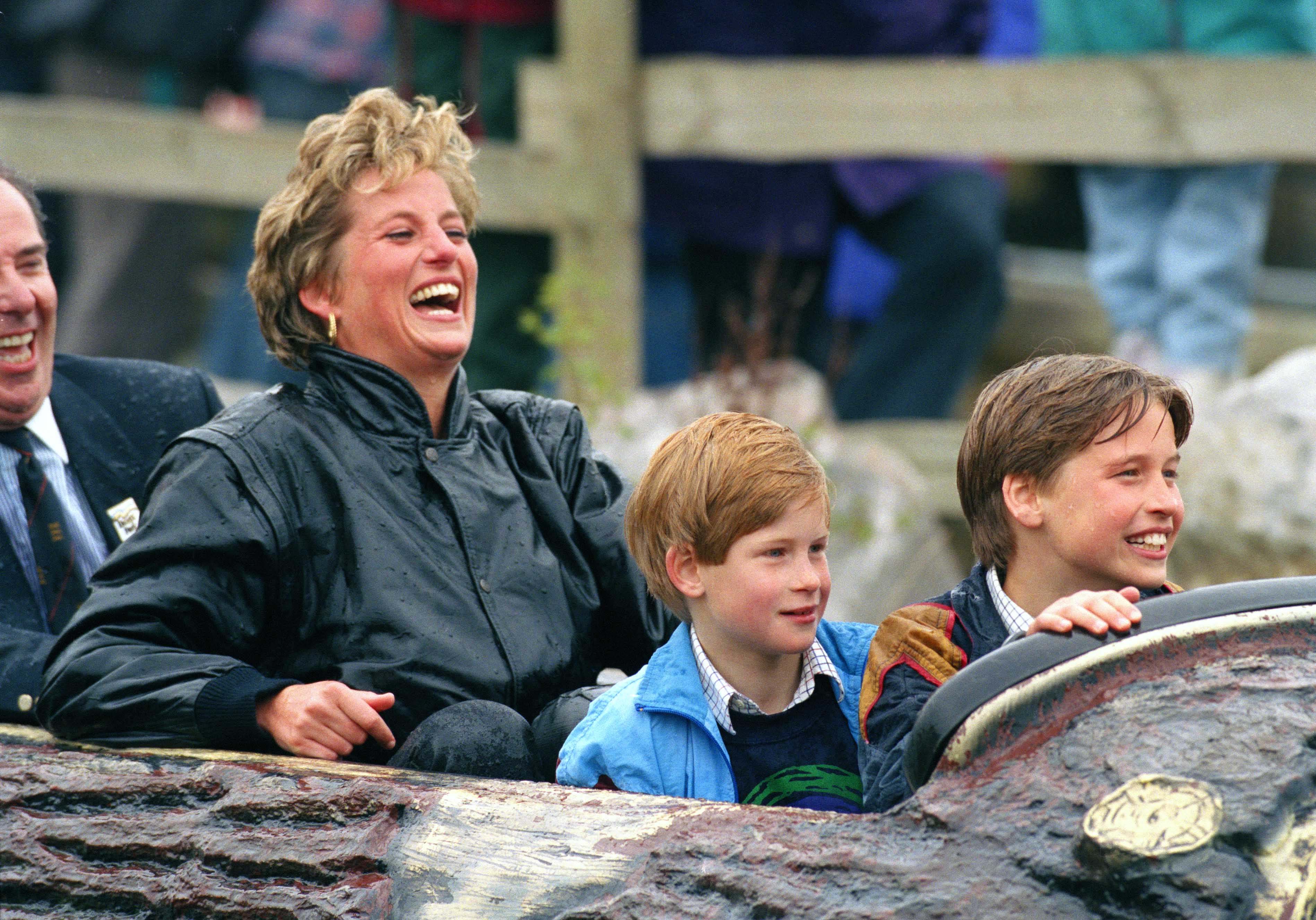 La princesa Diana, el príncipe William y el príncipe Harry en un parque de diversiones en Inglaterra en 1993 | Foto: Getty Images