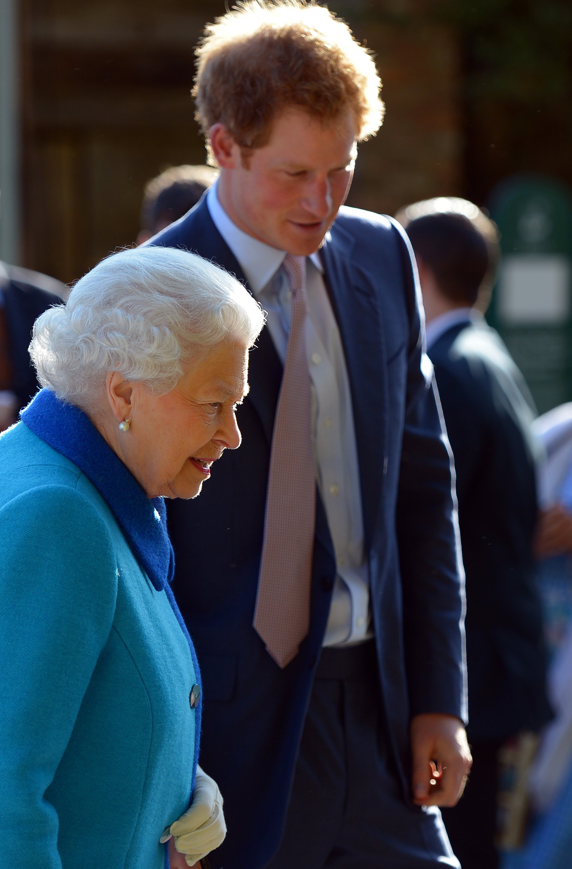 La reina Elizabeth II y el príncipe Harry en el Chelsea Flower Show anual en el Royal Hospital Chelsea, el 18 de mayo de 2015 en Londres, Inglaterra. | Foto: Getty Images