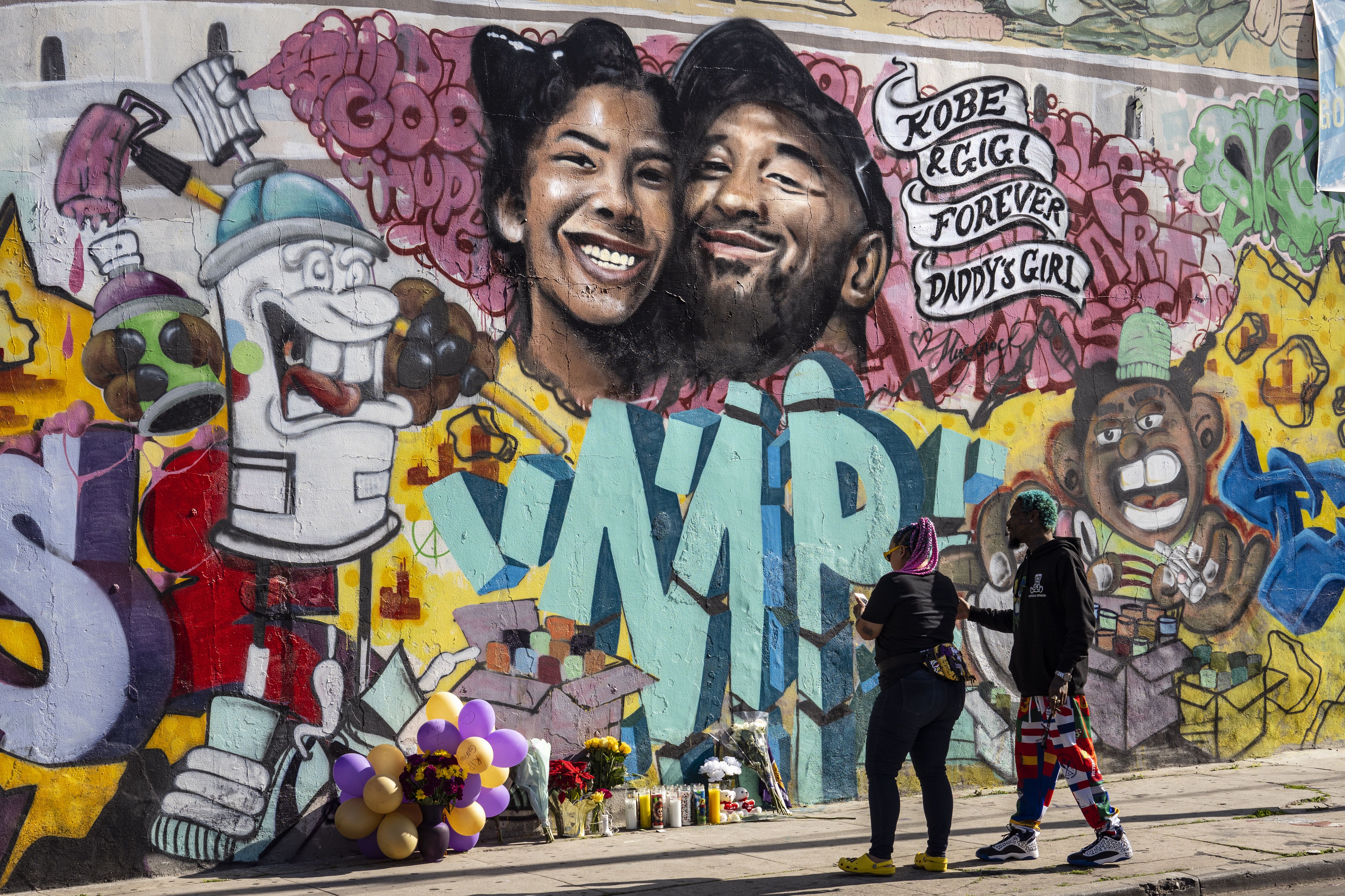 A mural by the artists Muck Rock and Mr79lts paying tribute to Kobe Bryant and his daughter Gianna Bryant/ Source; Getty Images 