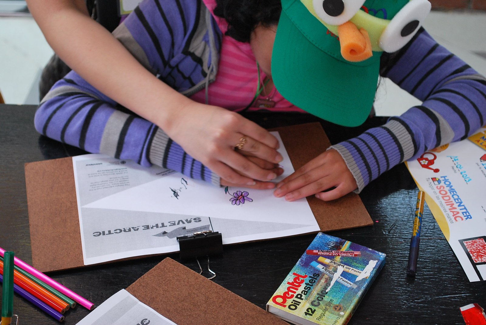 Niña dibujando sobre un escritorio. | Imagen: Flickr Niña dibujando sobre un escritorio. | Imagen: Flickr