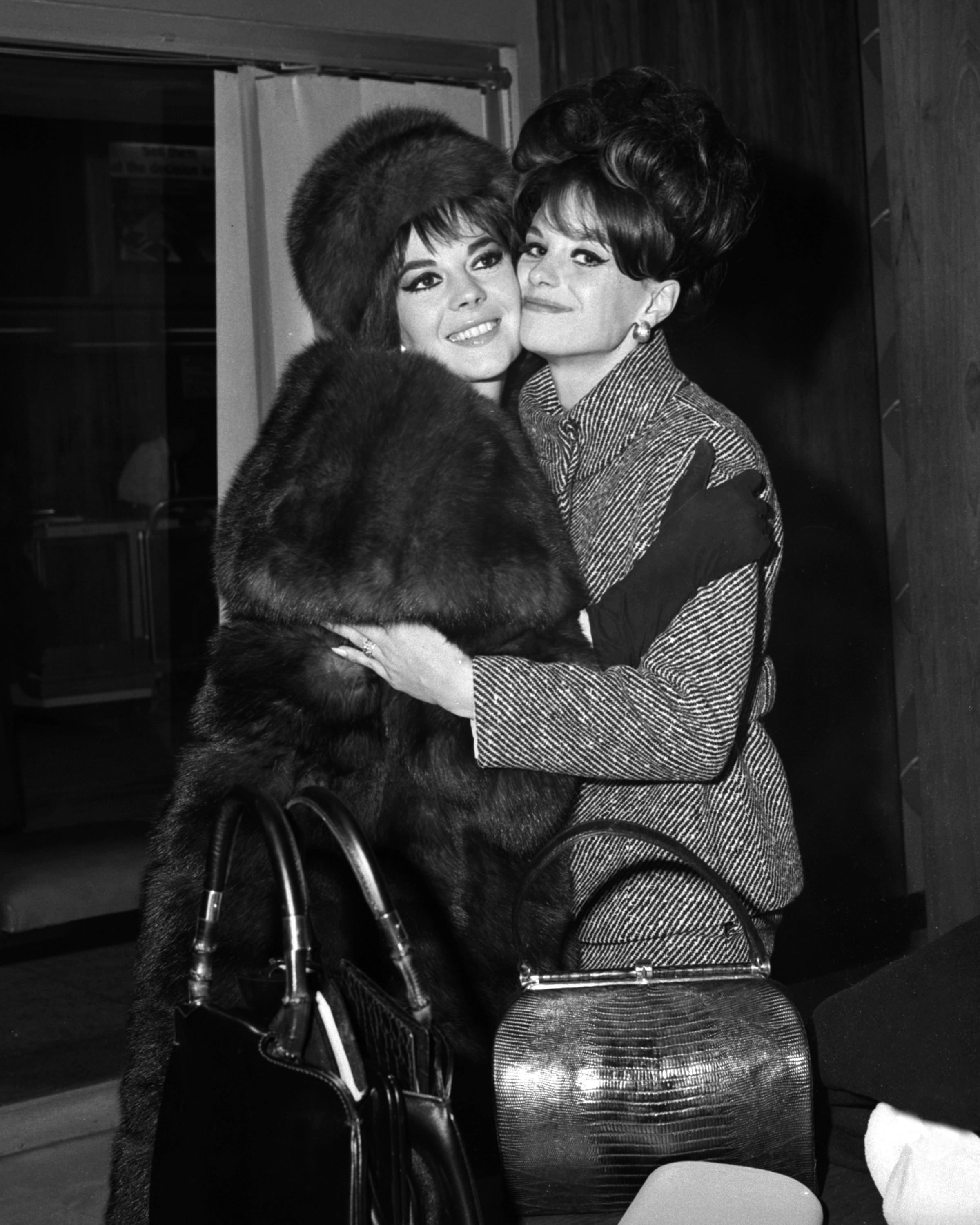 Natalie and Lana Wood at Kennedy Airport, on January 19, 1965. | Source: Getty Images