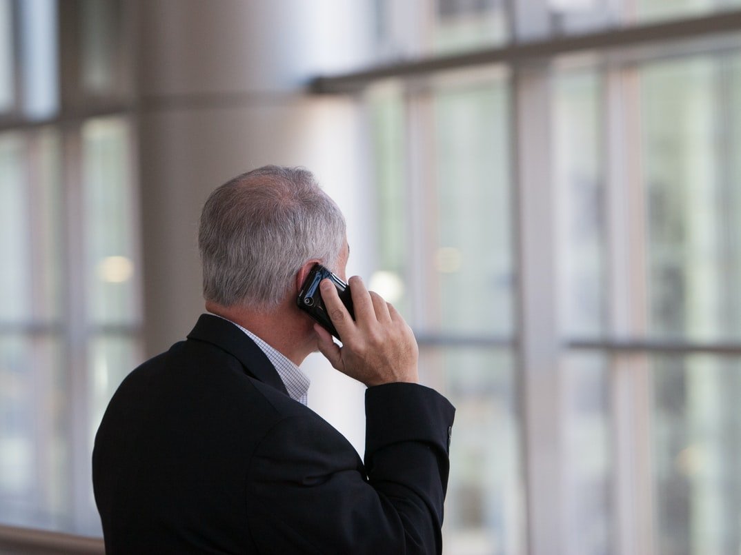 Hombre hablando por teléfono. | Foto: Unsplash