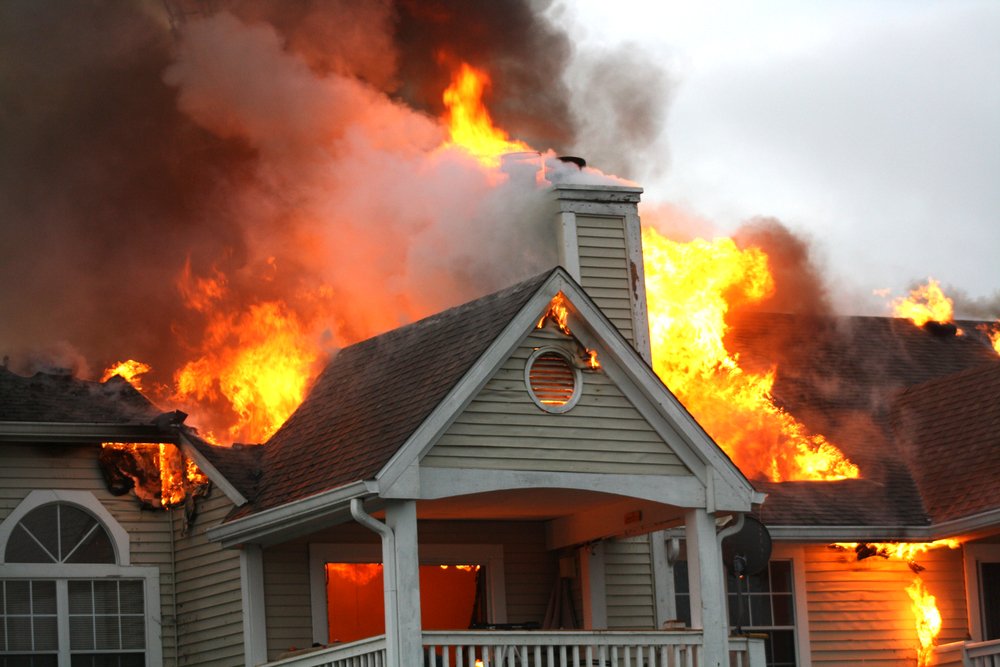 Une maison en feu. | Photo : Shutterstock