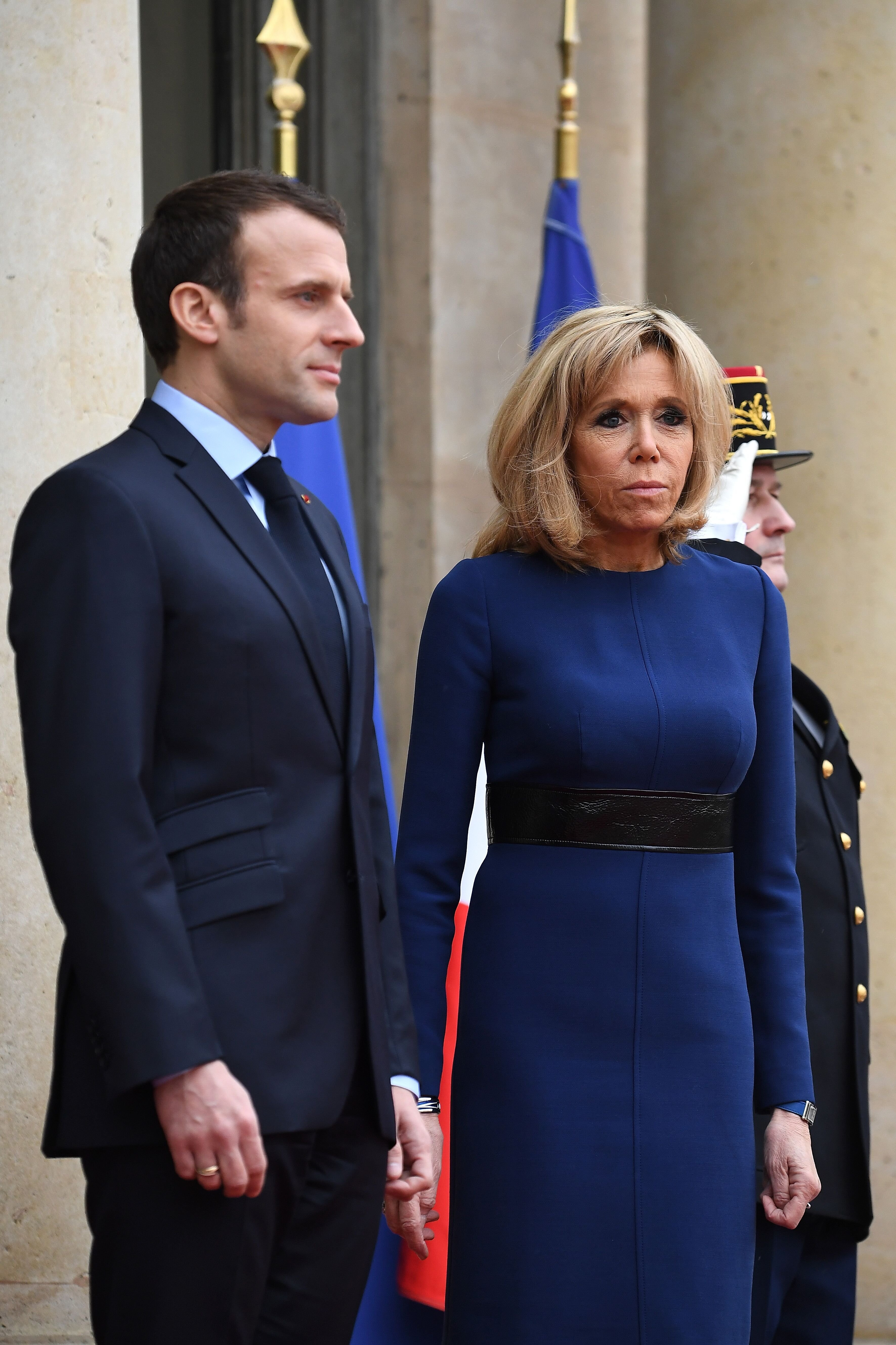  Le président français Emmanuel Macron et Brigitte Macron posent dans la cour du Palais de l'Elysée. | Photo : GettyImage
