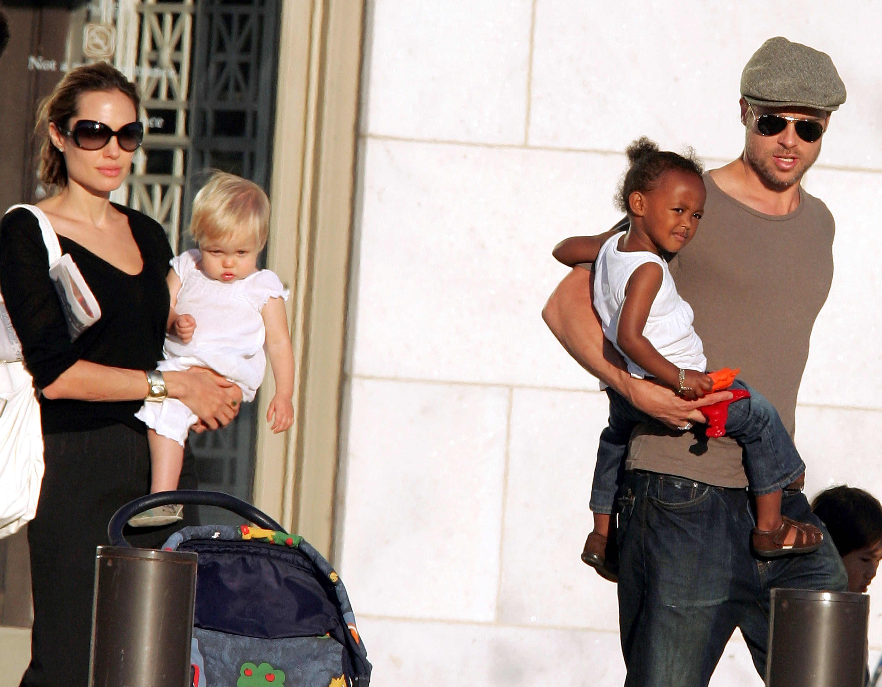 Angelina Jolie, Maddox Jolie-Pitt, Brad Pitt, and the girl visit The Field Museum in Chicago on August 11, 2007. | Source: Getty Images