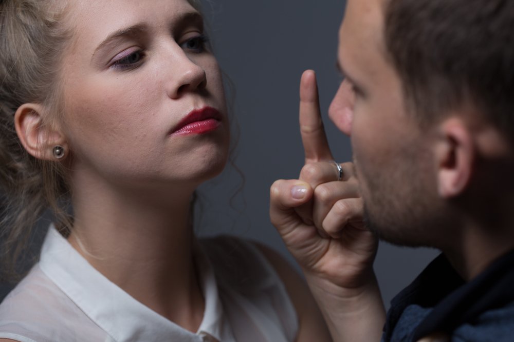 An angry woman threatening a man. | Photo: Shutterstock