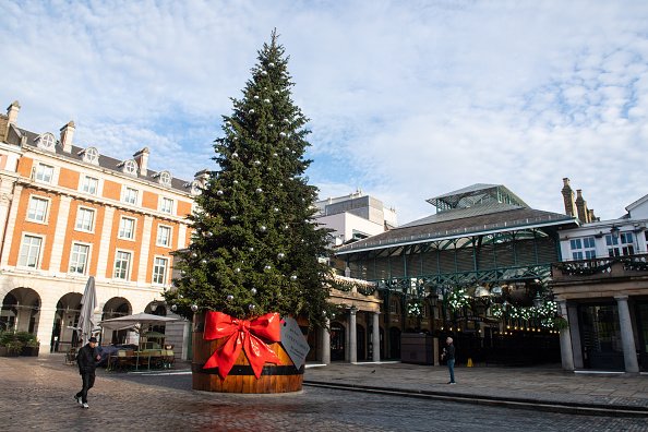 Un panneau avec des mesures de sécurité à l'entrée d'un magasin du centre ville de Dublin.|Photo : Getty Images
