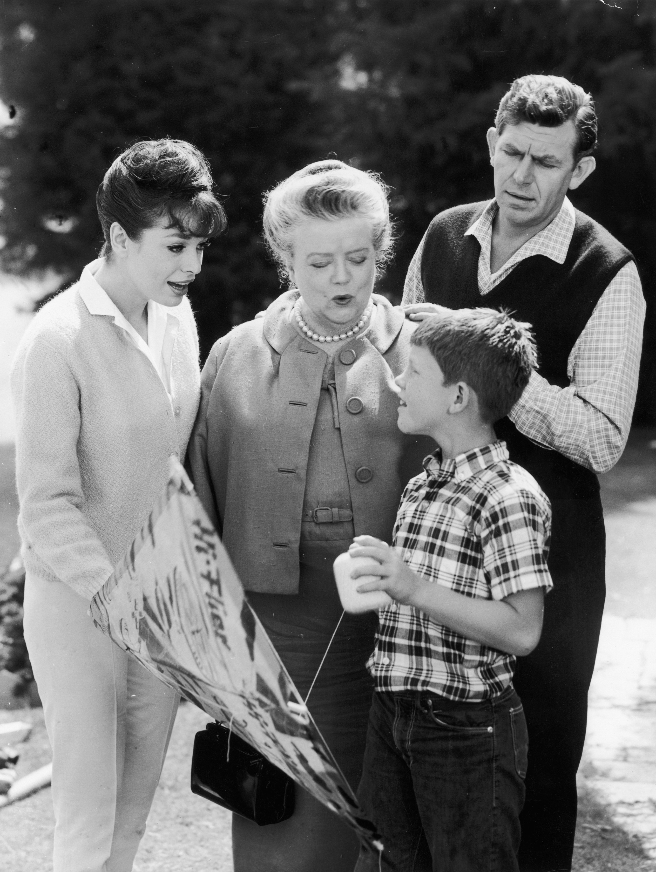 Aneta Corseaut, Frances Bavier, Ron Howard, and Andy Griffith in a promotional still for the television series "The Andy Griffith Show" | Photo: Hulton Archive/Getty Images