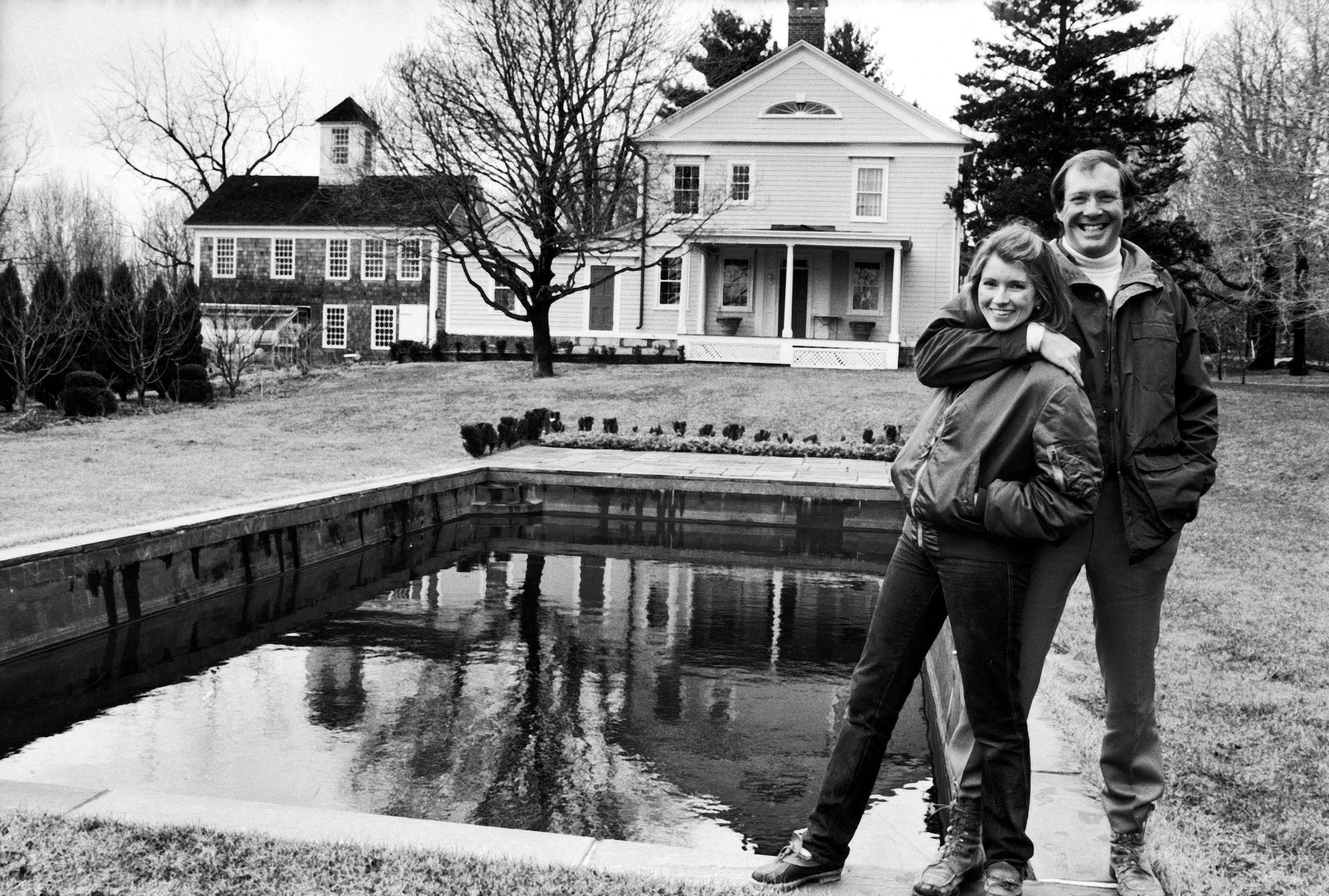 Martha and Andrew Stewart photographed outside their home in 1980. | Source: Getty Images 