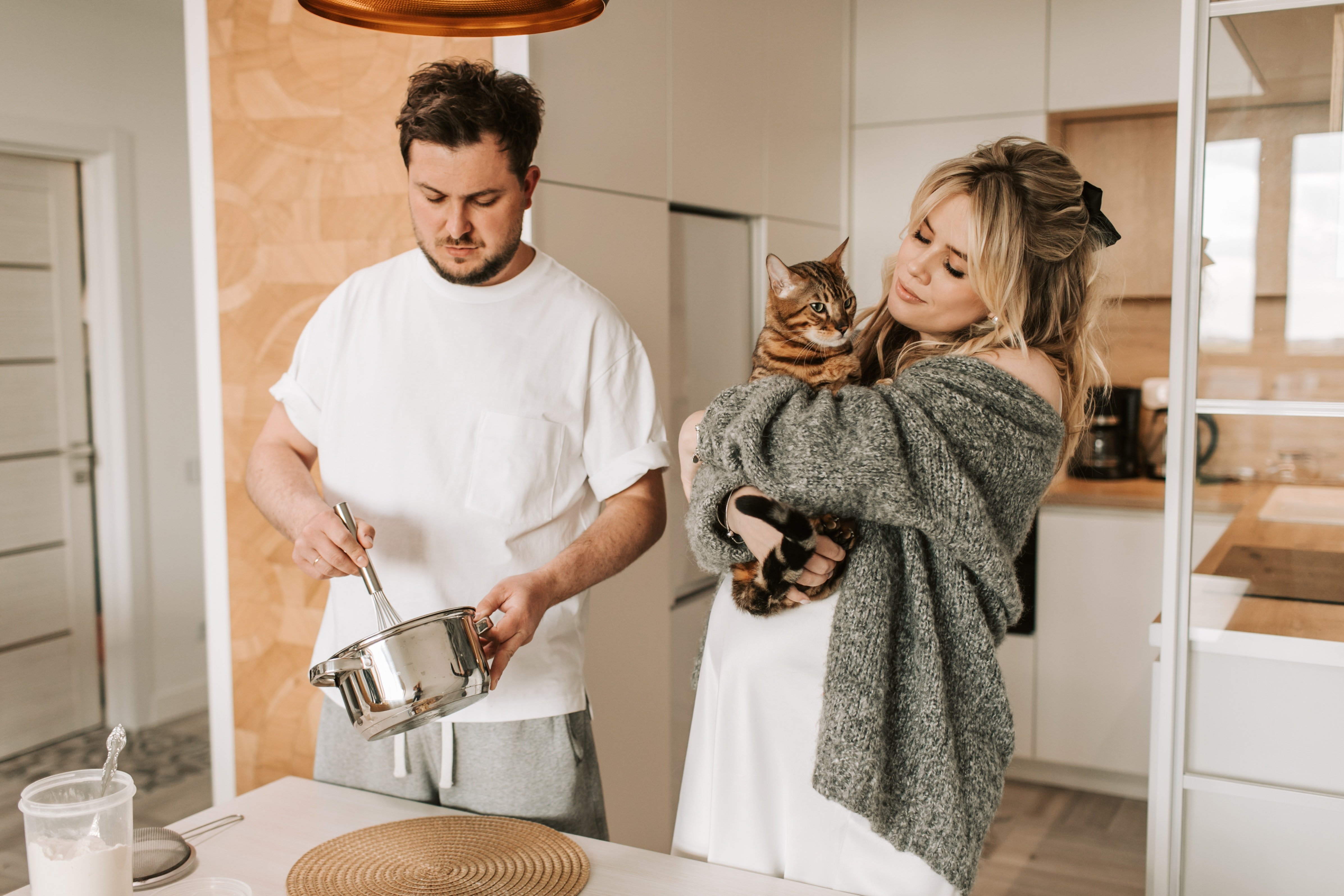 Despite having exhausting days at work, husband always cooks for his wife | Photo: Pexels