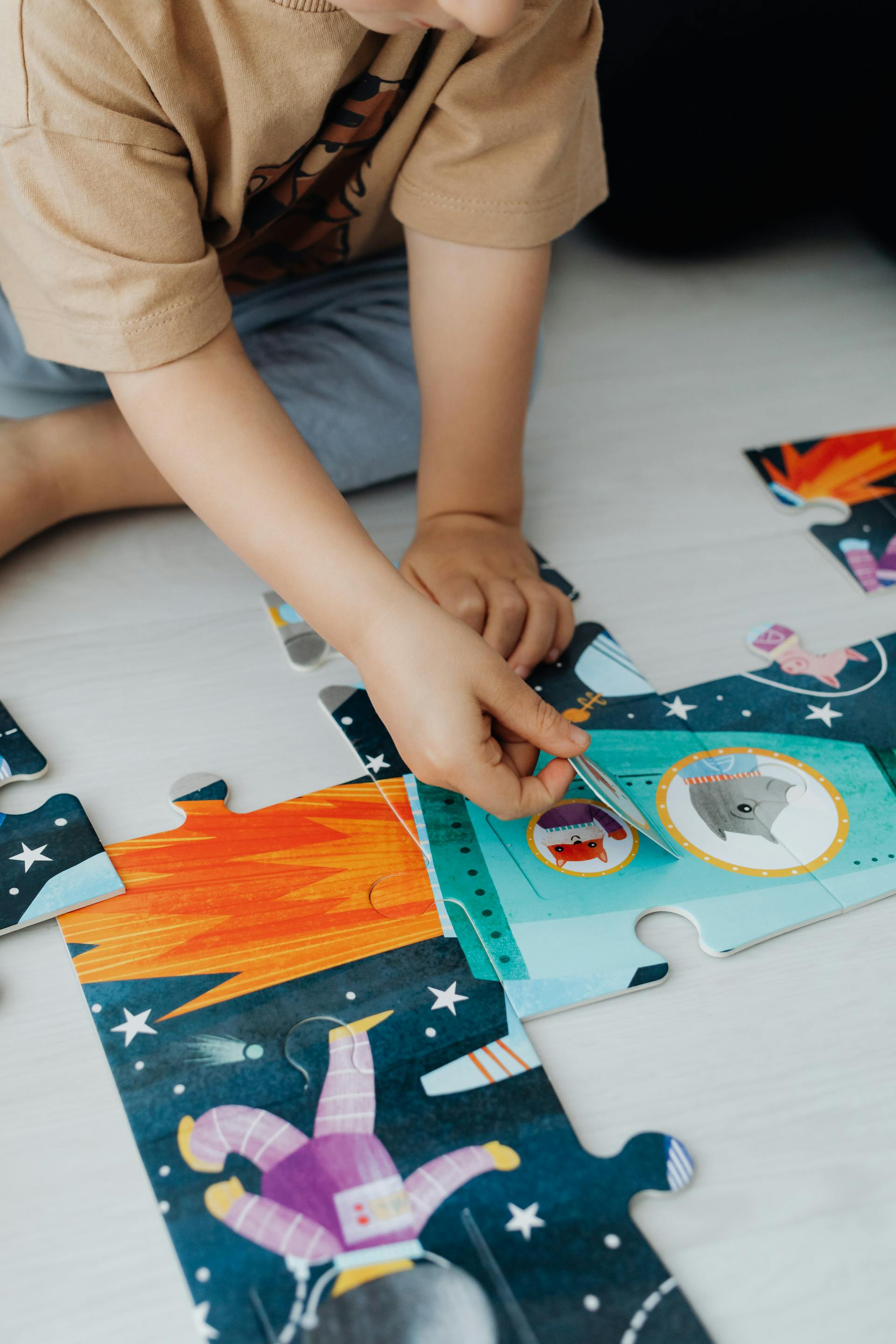 A closeup shot of a child making a puzzle | Source: Pexels