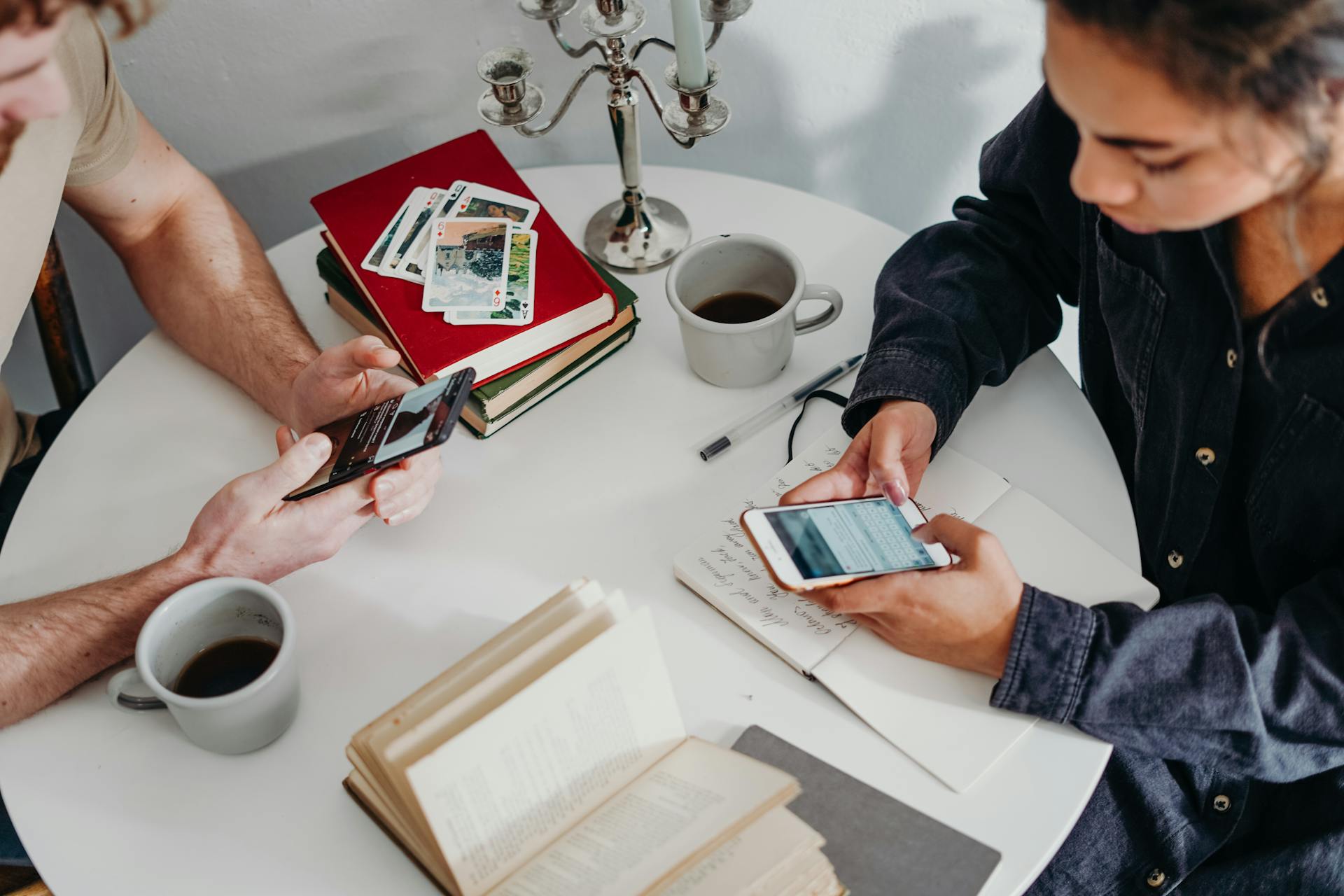 A couple sitting at a table | Source: Pexels