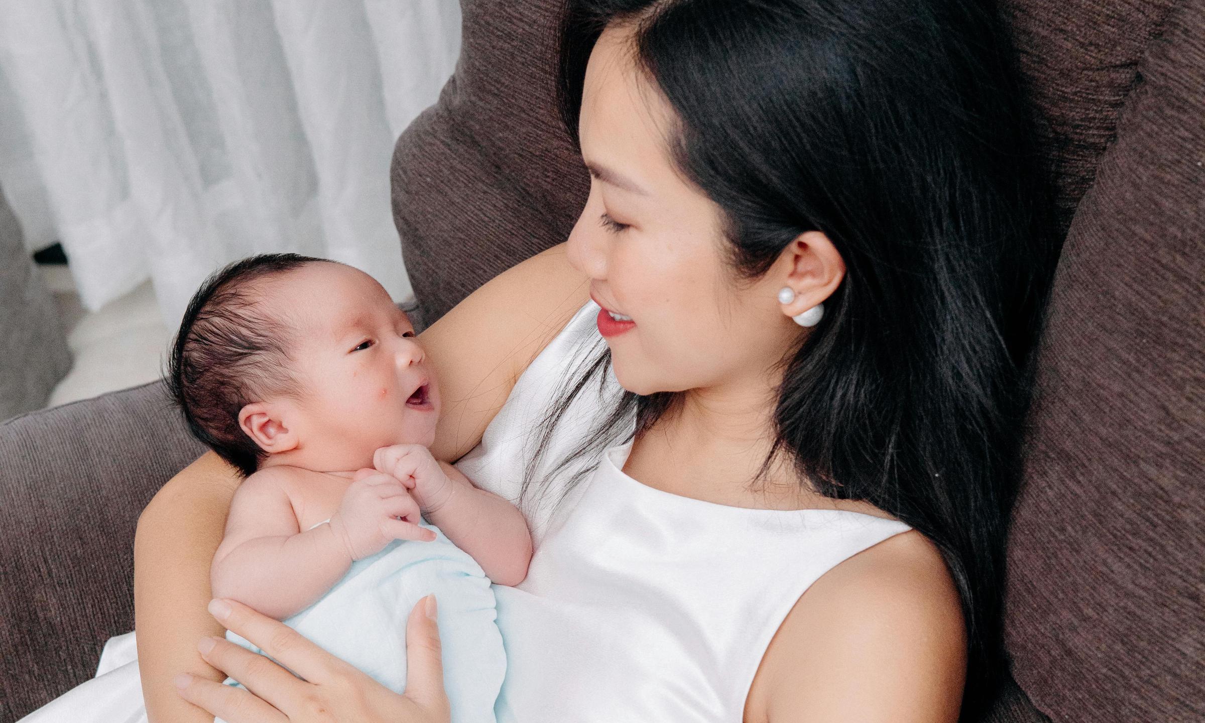 Rachel cuddling Lily | Source: Pexels