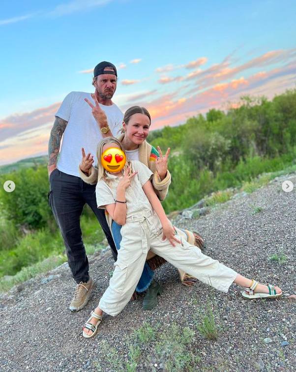 Dax Shepard and Kristen Bell posing for a picture with one of their daughters, posted on July 7, 2023 | Source: Instagram/kristenanniebell