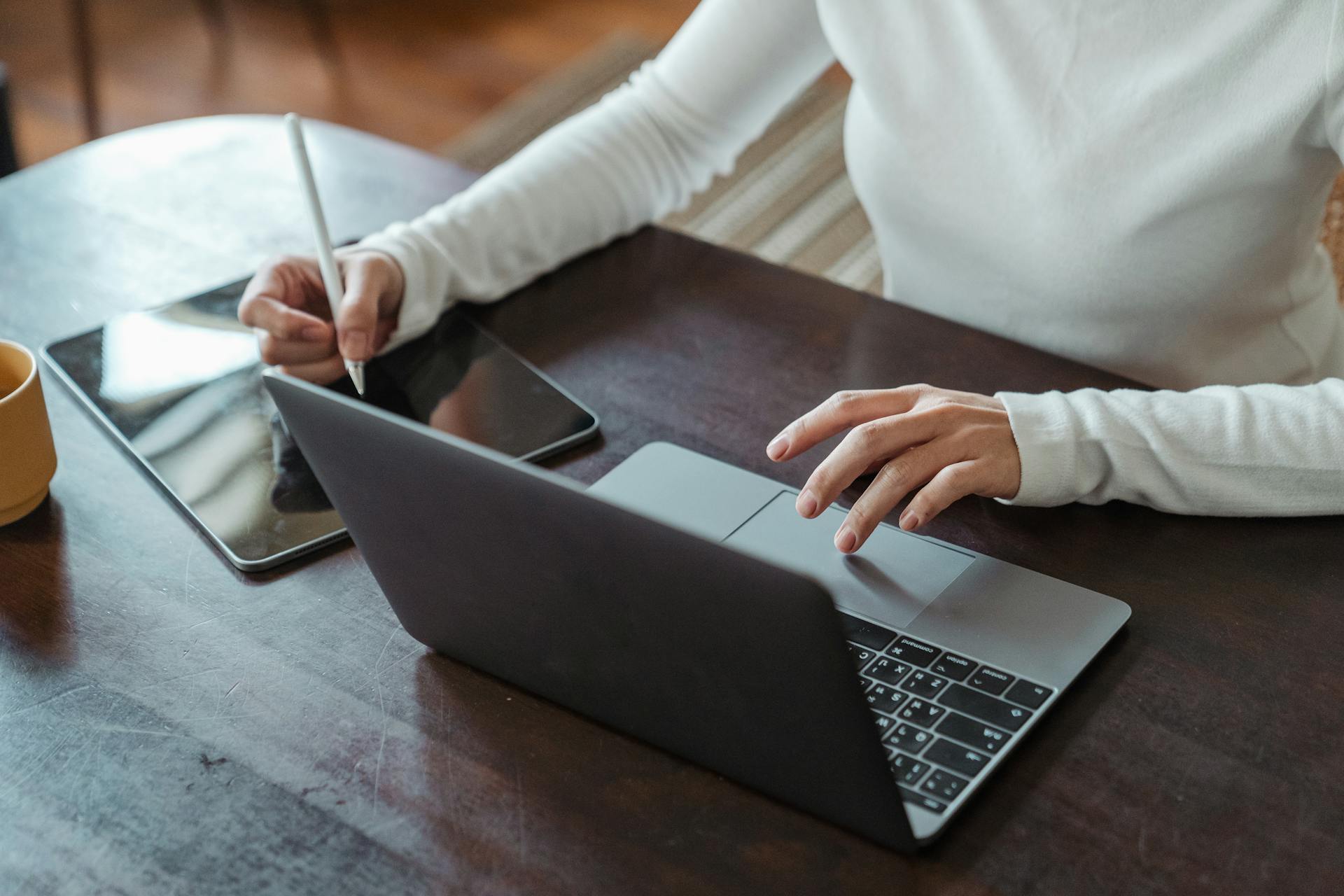 A woman working in her office | Source: Pexels