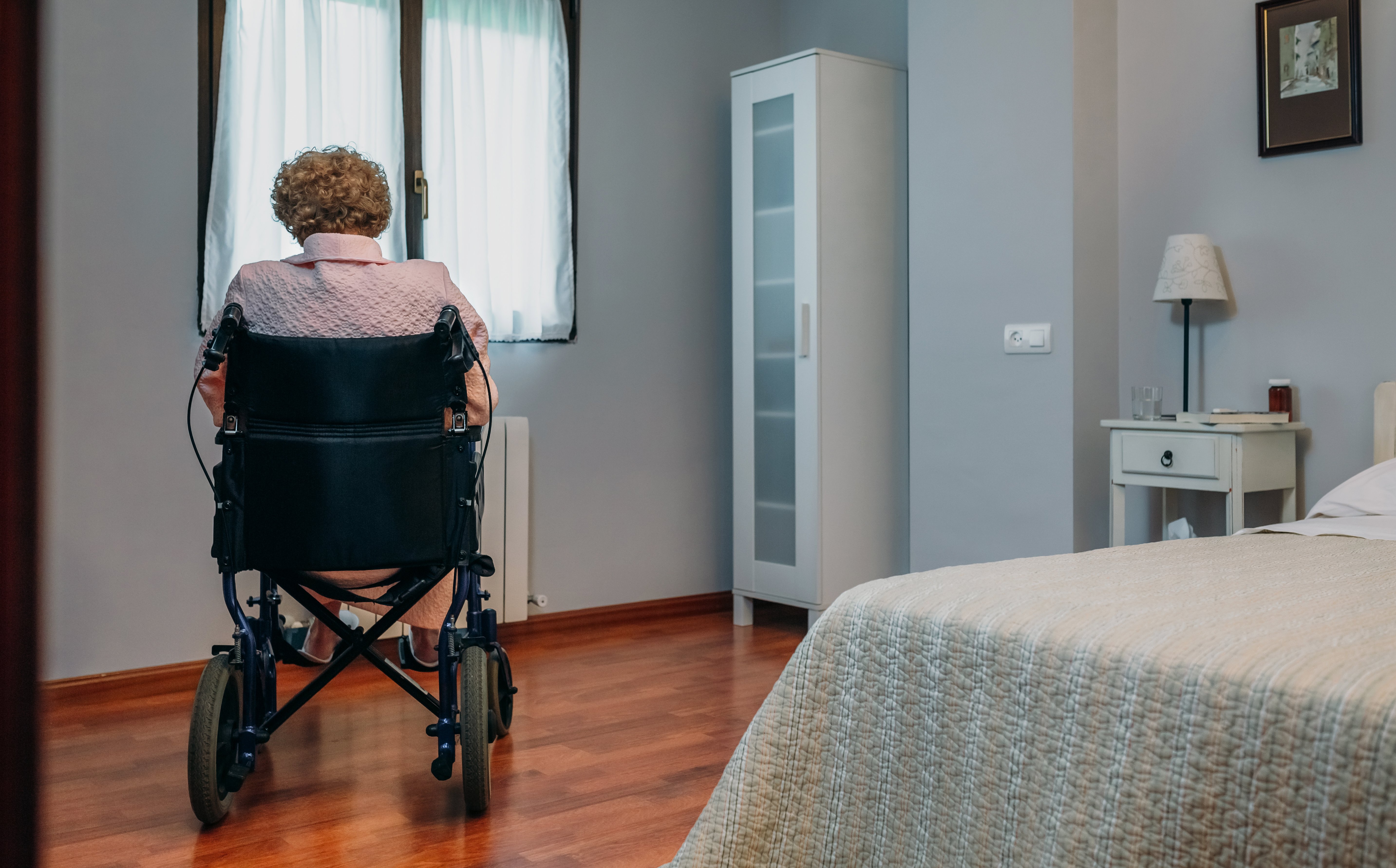 Une vieille femme sur un fauteuil roulant | photo : shutterstock Une vieille femme sur un fauteuil roulant | photo : shutterstock