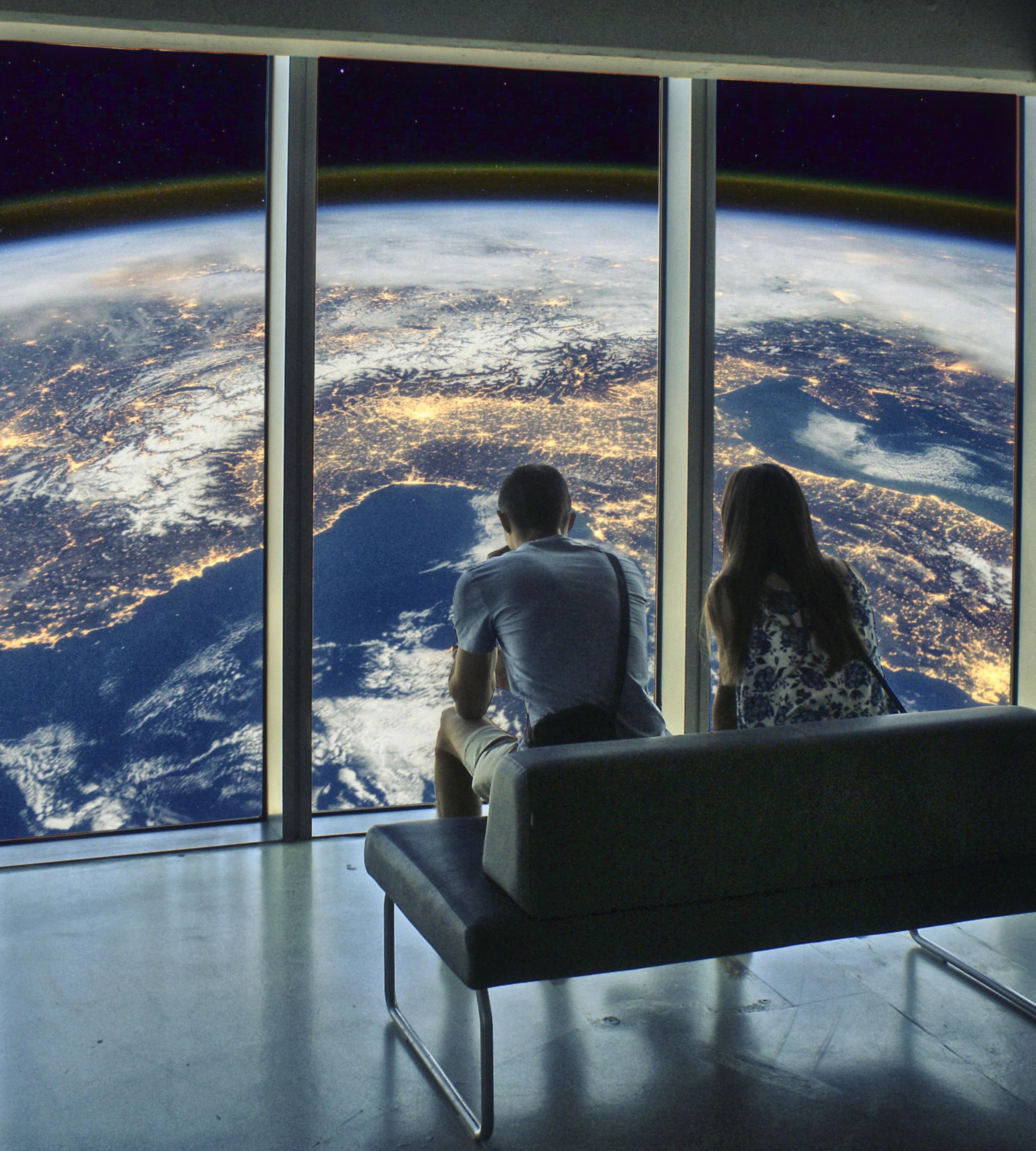 A couple sitting on a bench while gazing at the earth. | Source: Pixabay