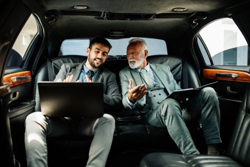 Des hommes dans une limousine qui parlent. | Photo : Shutterstock. Des hommes dans une limousine qui parlent. | Photo : Shutterstock.
