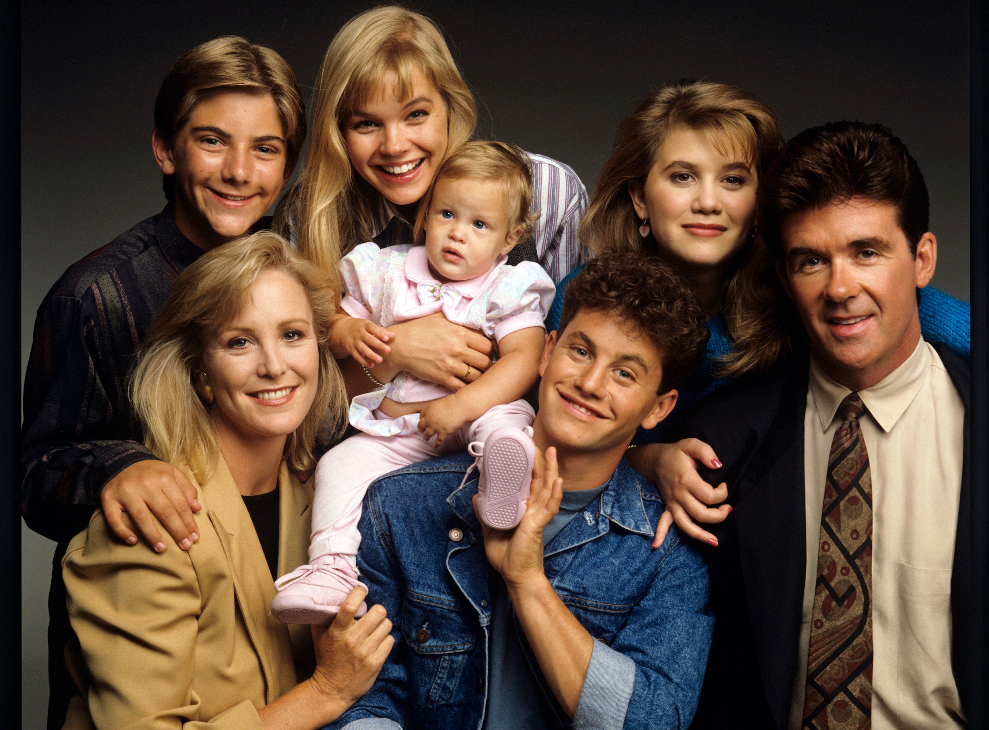 "Growing Pains" photoshoot on June 27, 1989, with Jeremy Miller,  Joanna Kerns, Julie McCullough, Kelsey or Kirsten Dohring,  Kirk Cameron, Tracey Gold, and Alan Thicke | Photo: Walt Disney Television/Photo Archives/Getty Images