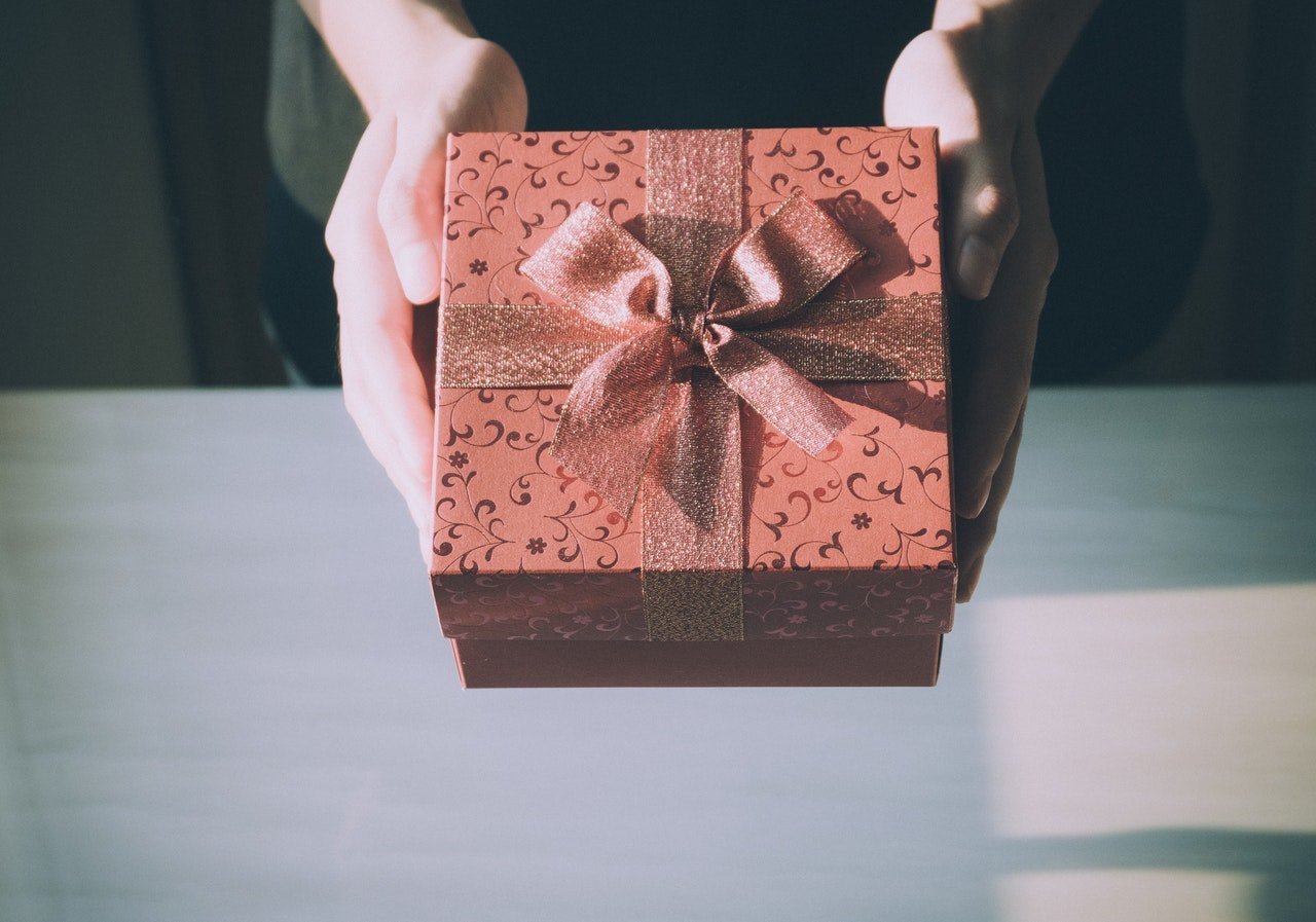 Photo of a hand holding a gift box | Photo: Pexels
