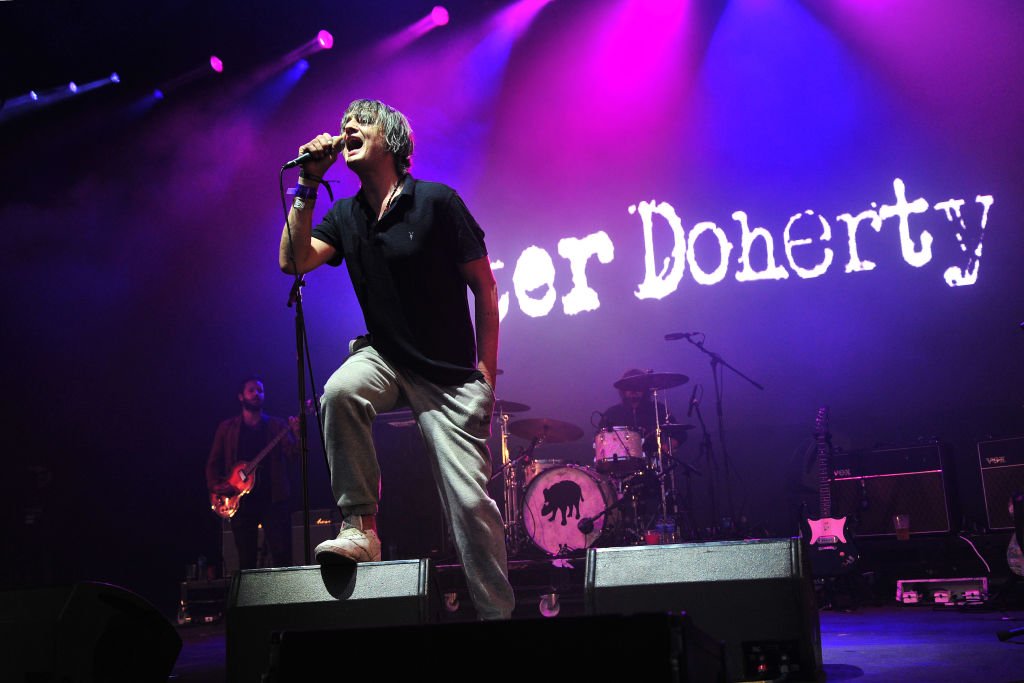 Peter Doherty se produit sur scène lors de la première journée du Penn Fest au Big Park le 19 juillet 2019 dans Penn Street, Buckinghamshire. | Photo : GettyImages